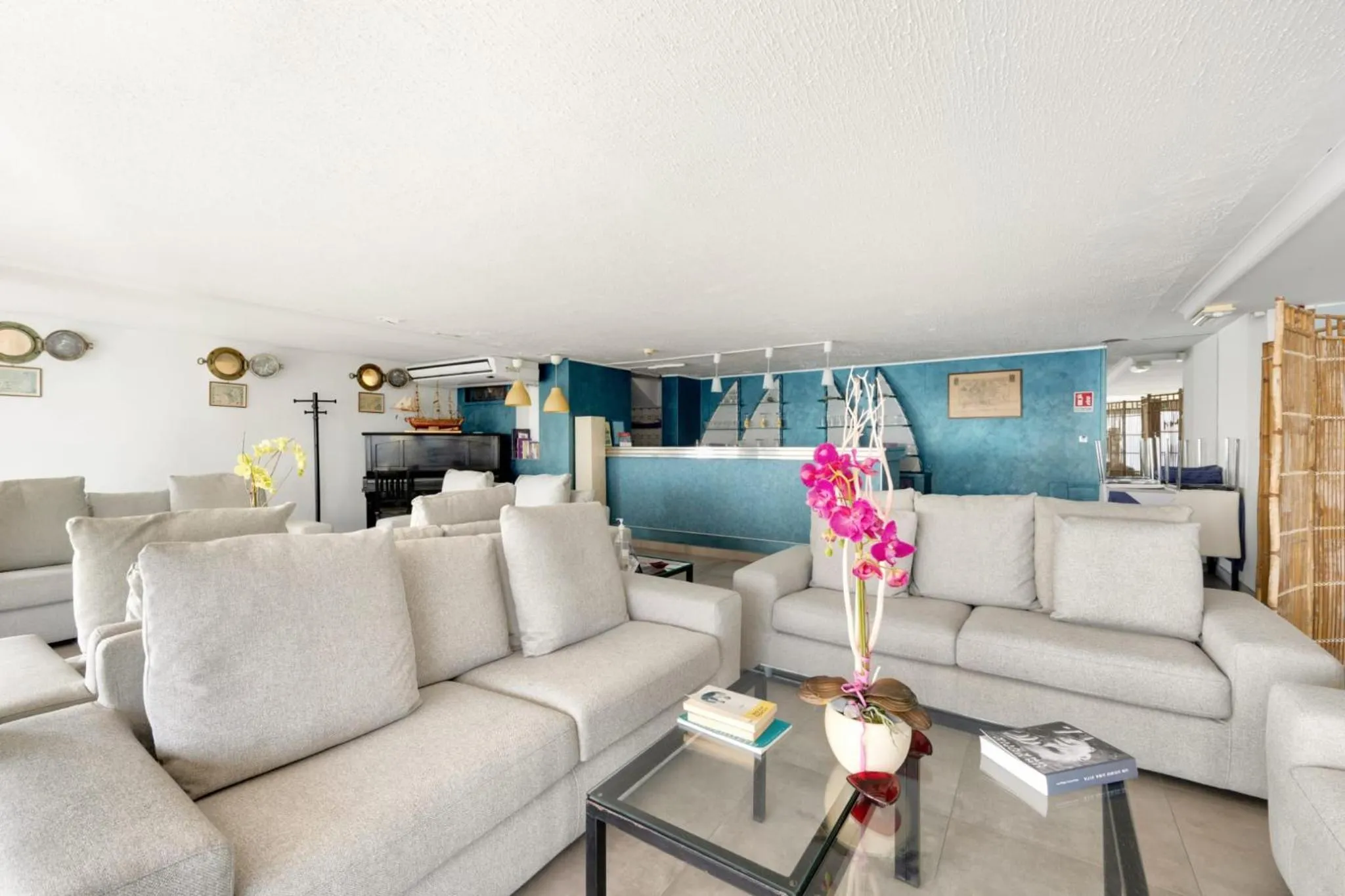 Lounge or bar in Hotel La Perla Del Capo