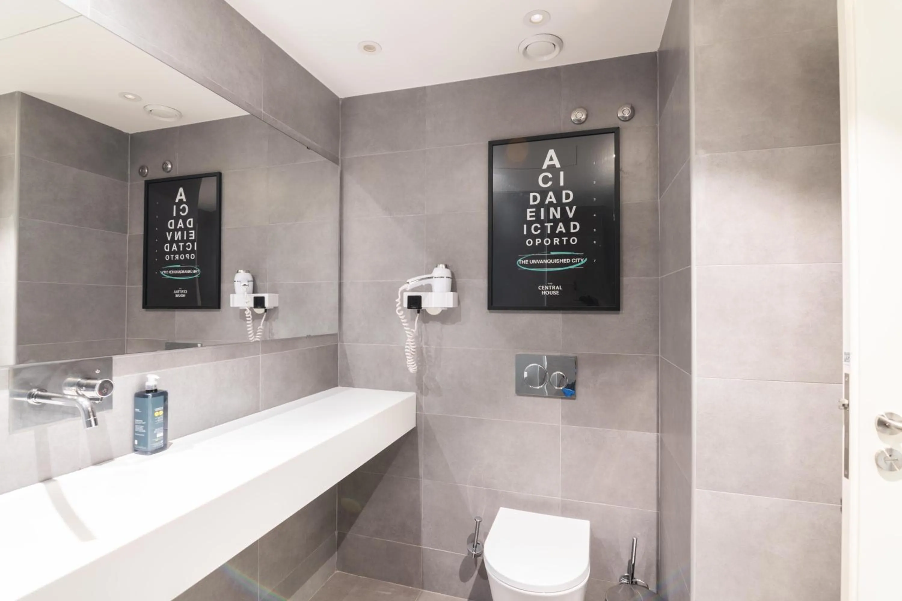 Bathroom in The Central House Porto Ribeira