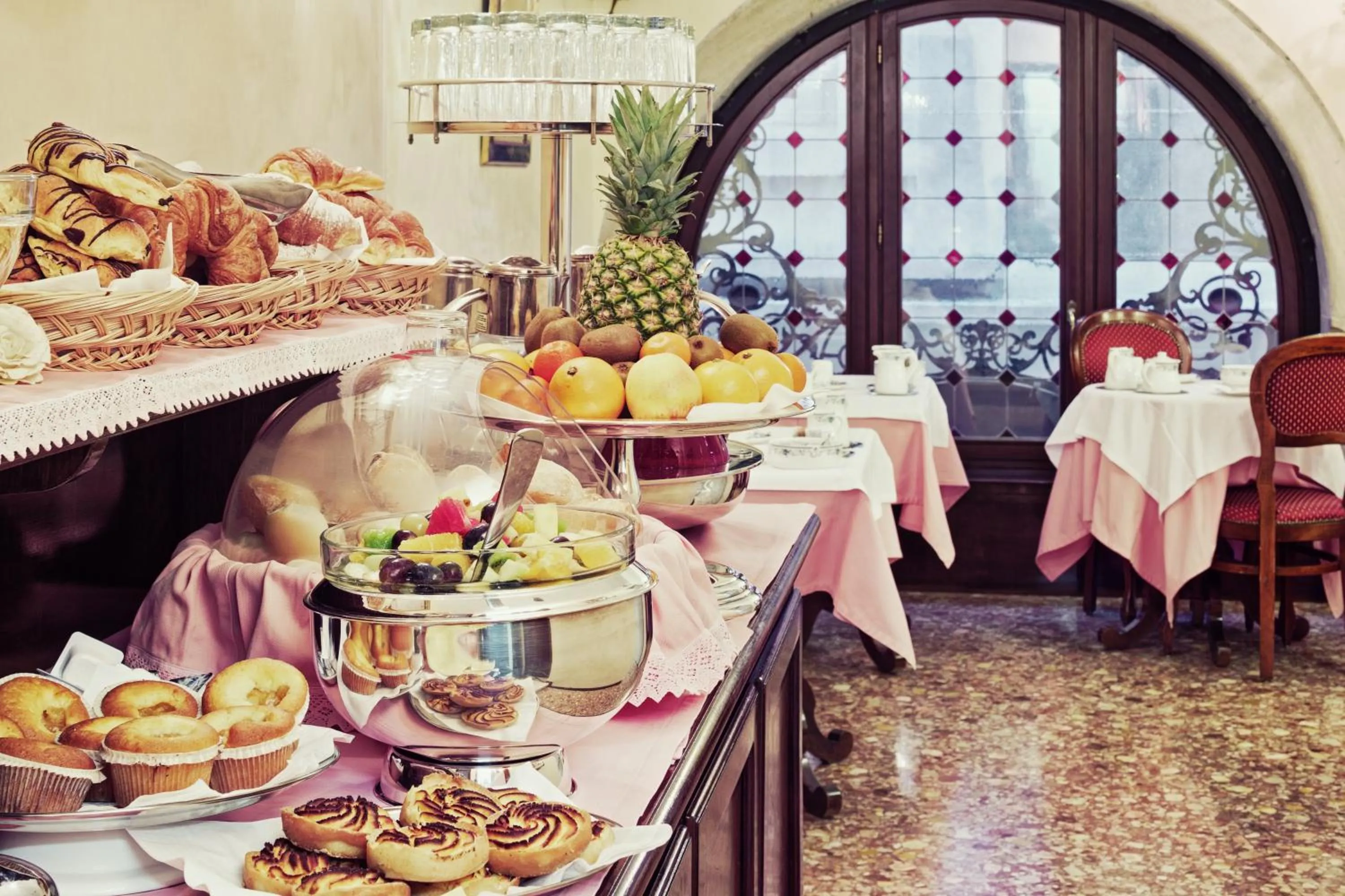 Restaurant/places to eat in Hotel Firenze