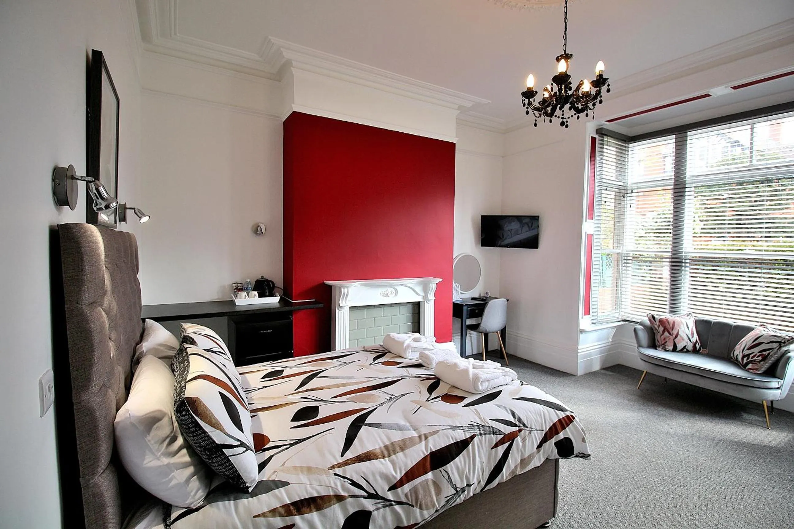 Photo of the whole room, Bed in Hamilton