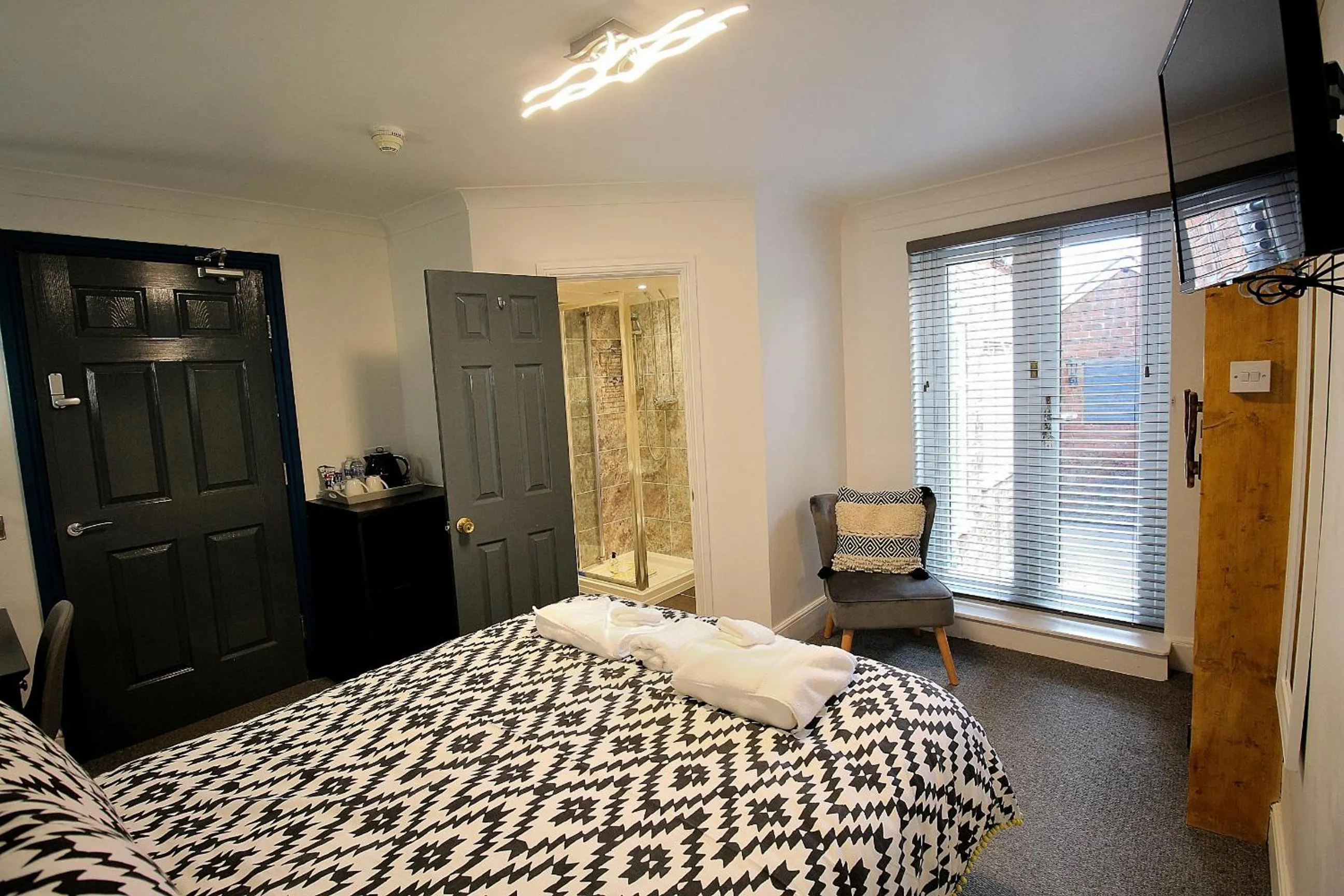 Photo of the whole room, Bed in Hamilton