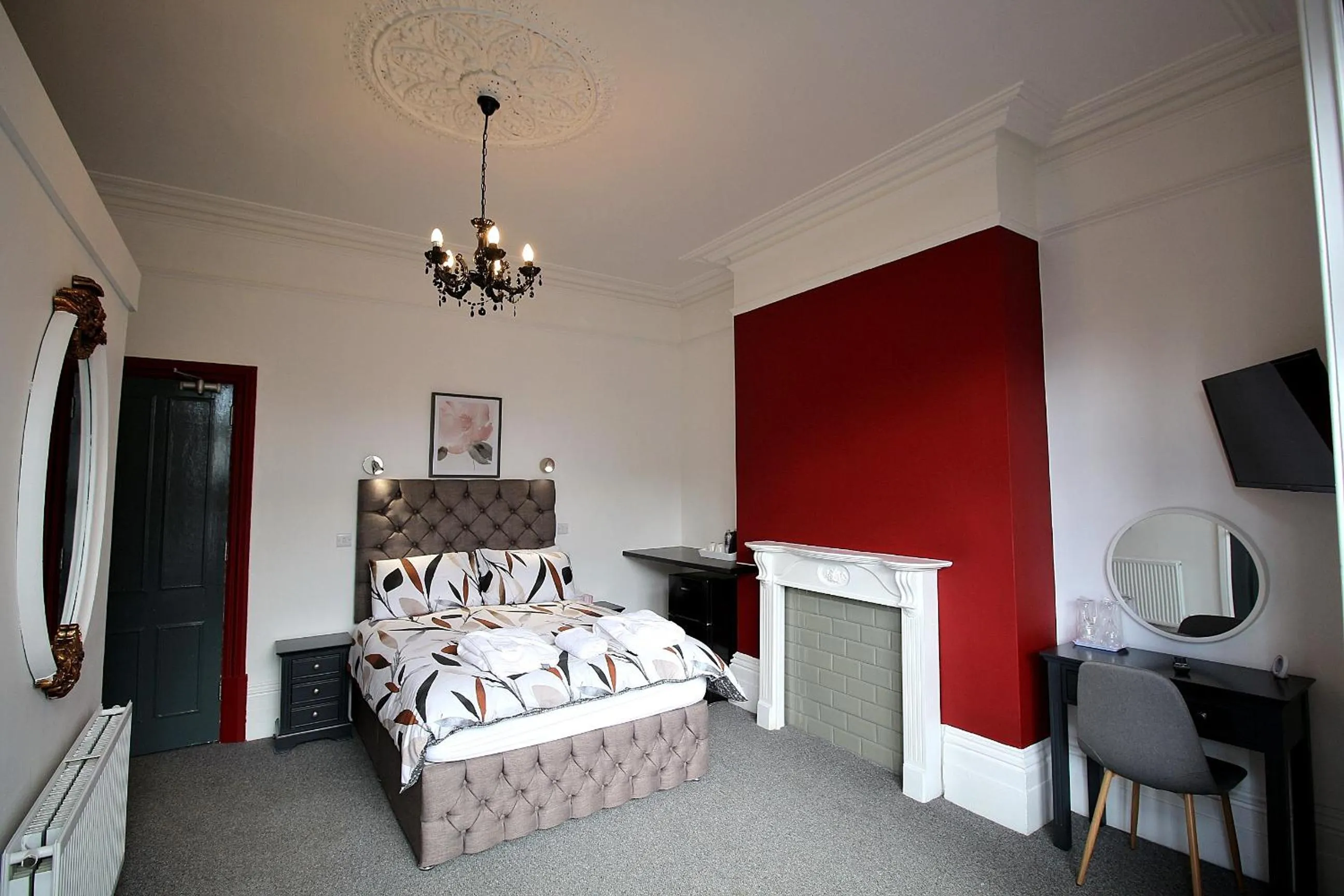 Photo of the whole room, Bed in Hamilton