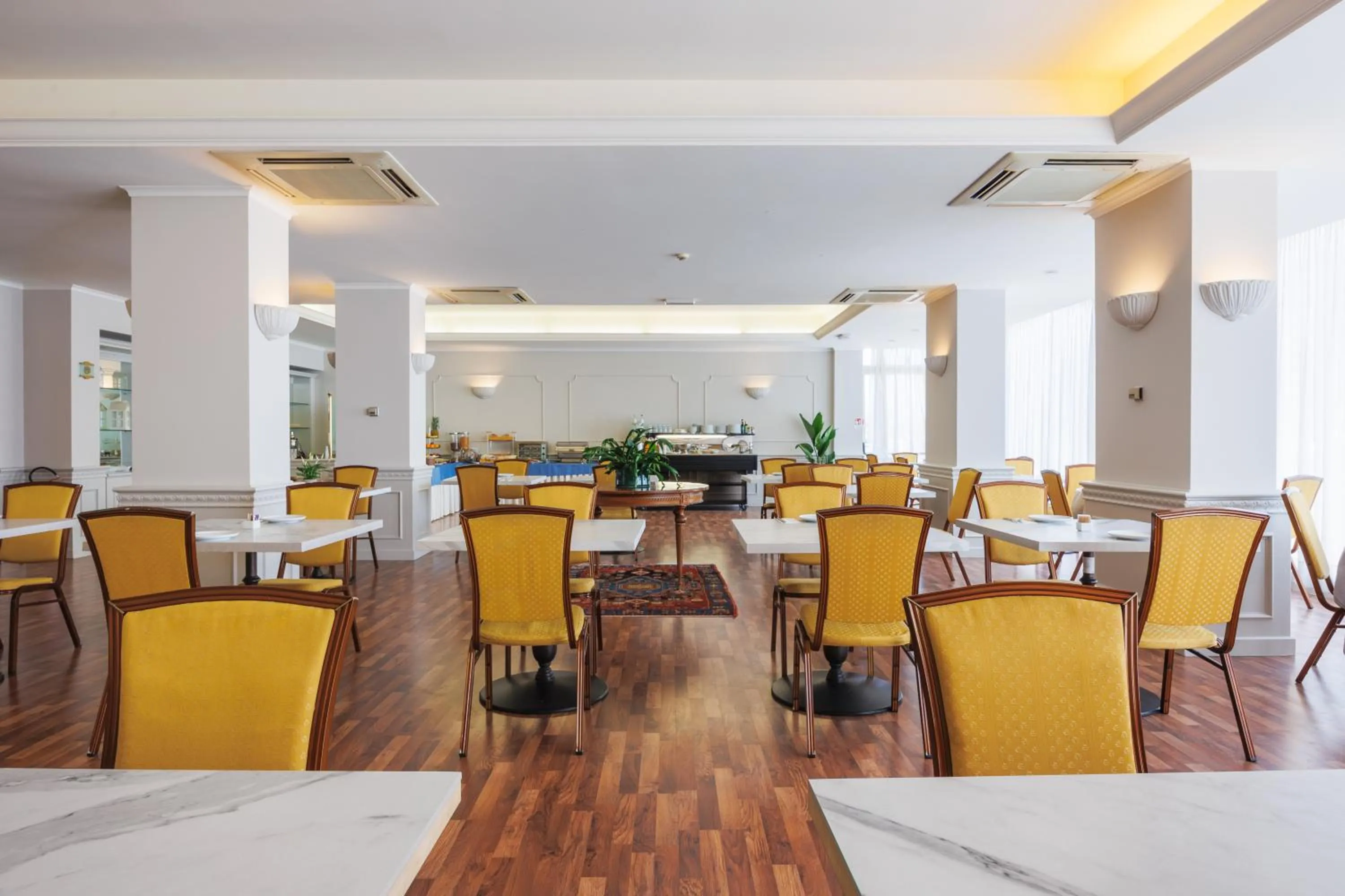 Restaurant/places to eat in Parco dei Principi Boutique Hotel