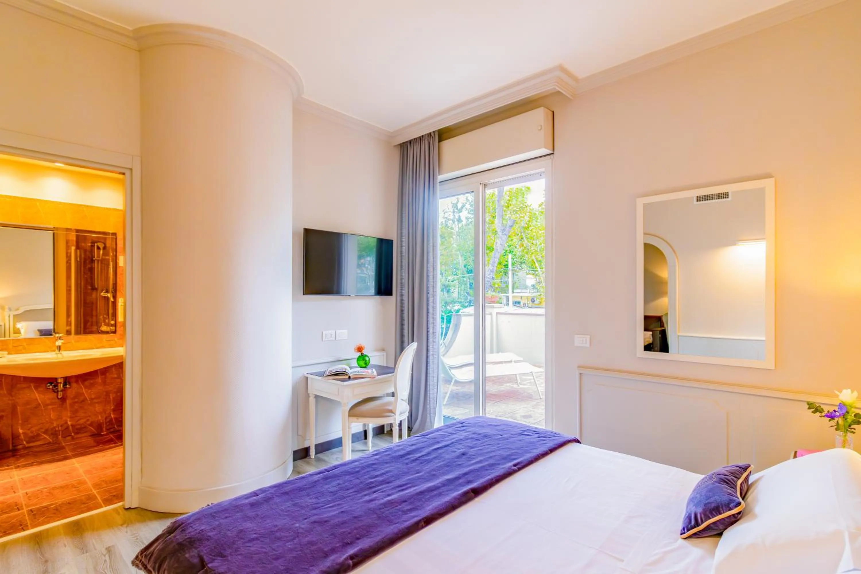 View (from property/room), Bed in Parco dei Principi Boutique Hotel