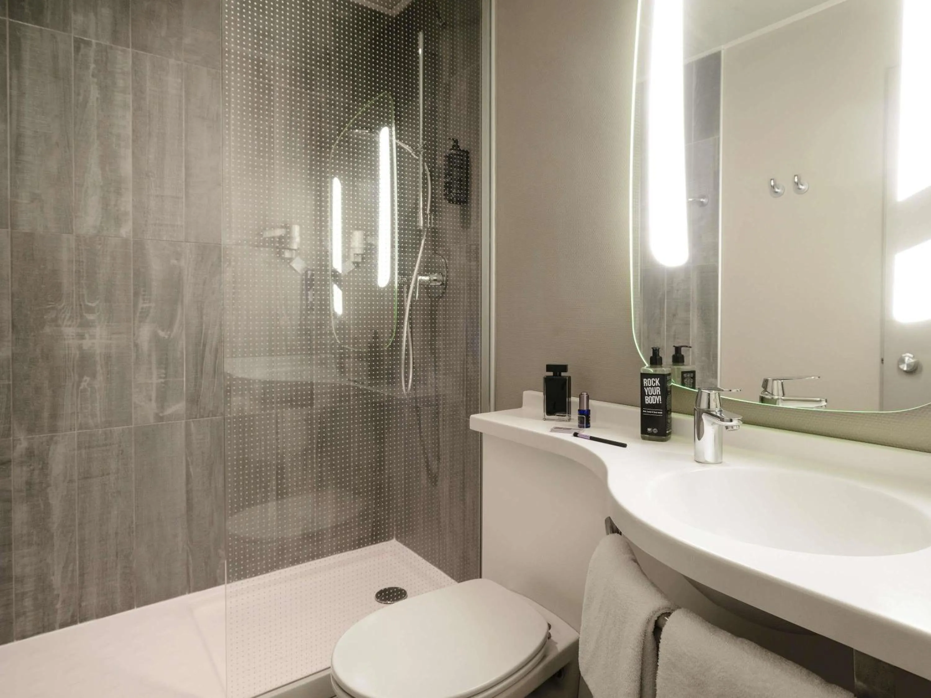 Bedroom in Ibis Milano Centro