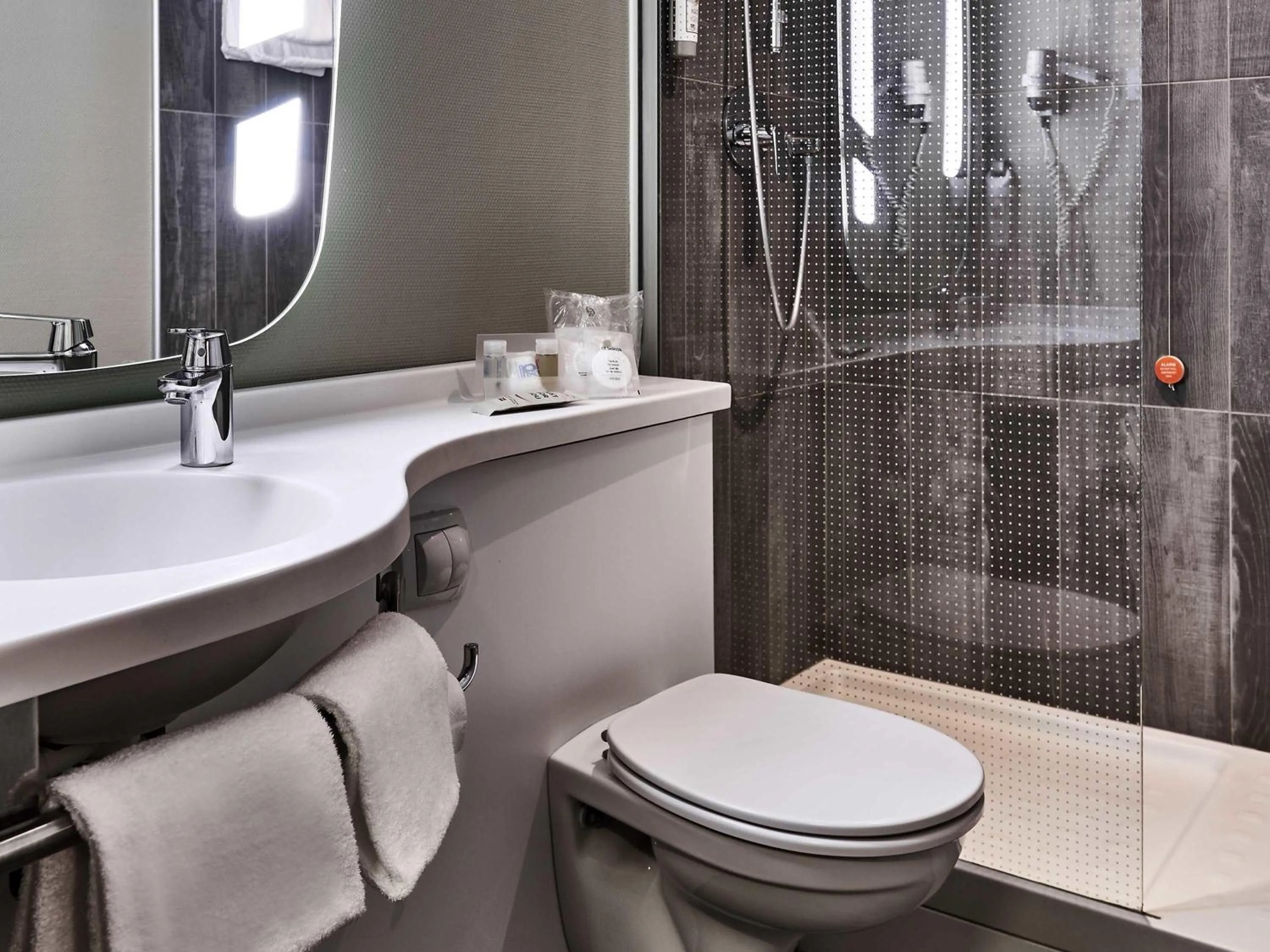 Bedroom in Ibis Milano Centro