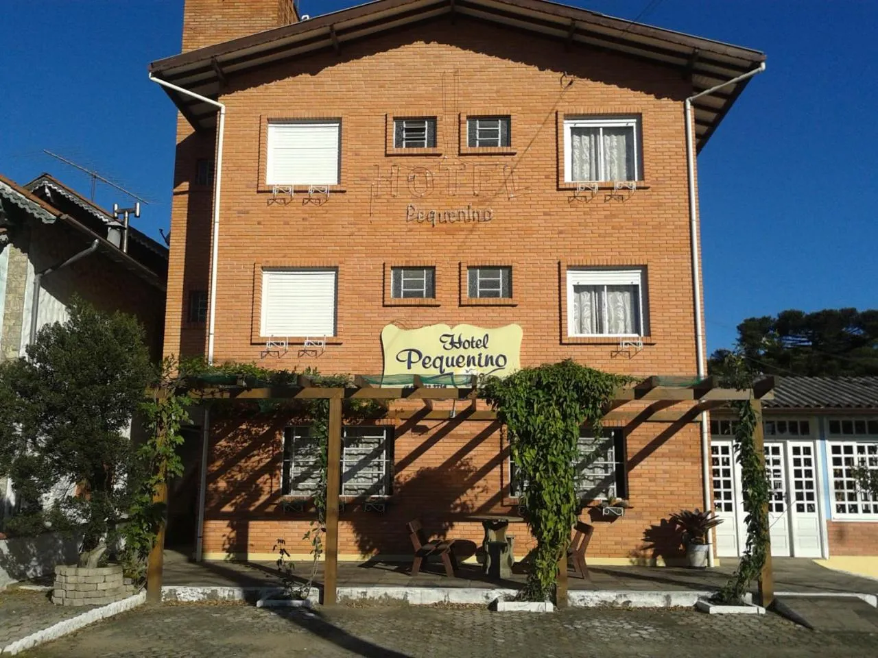 Property building in Hotel Pequenino