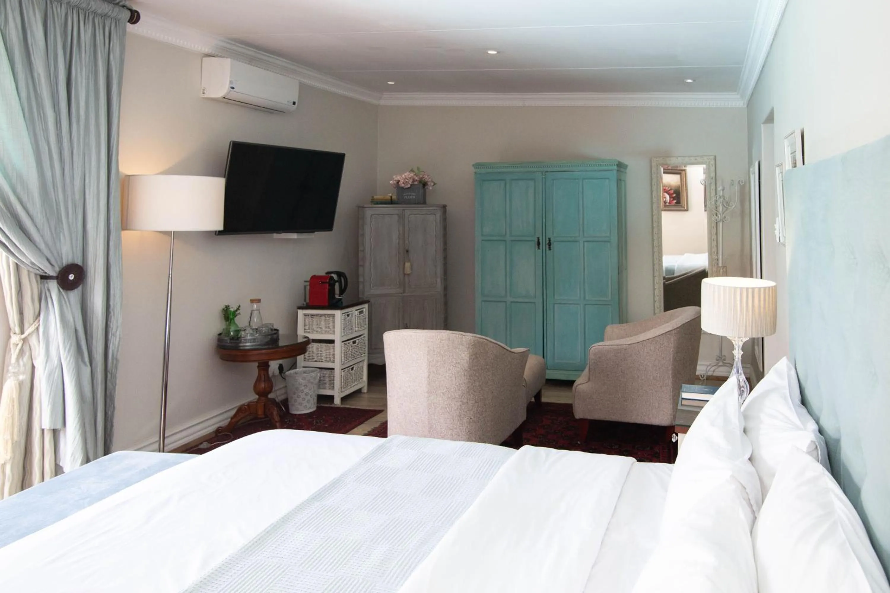 TV and multimedia, Bed in Oleander Guest House