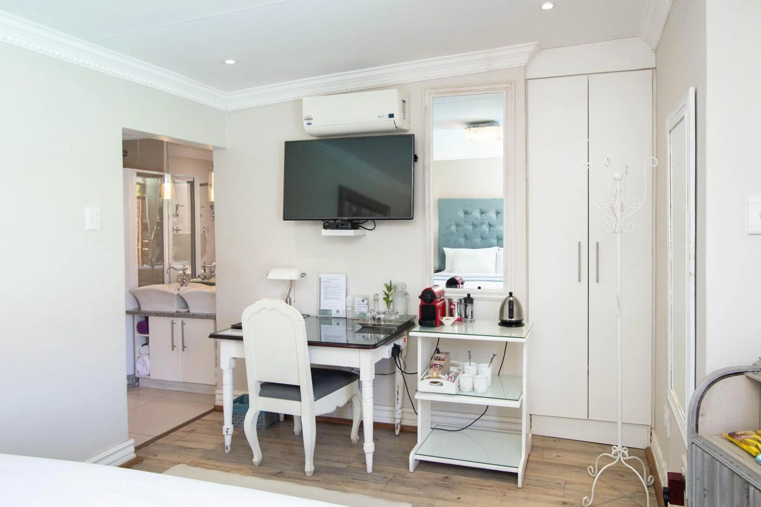 TV and multimedia in Oleander Guest House