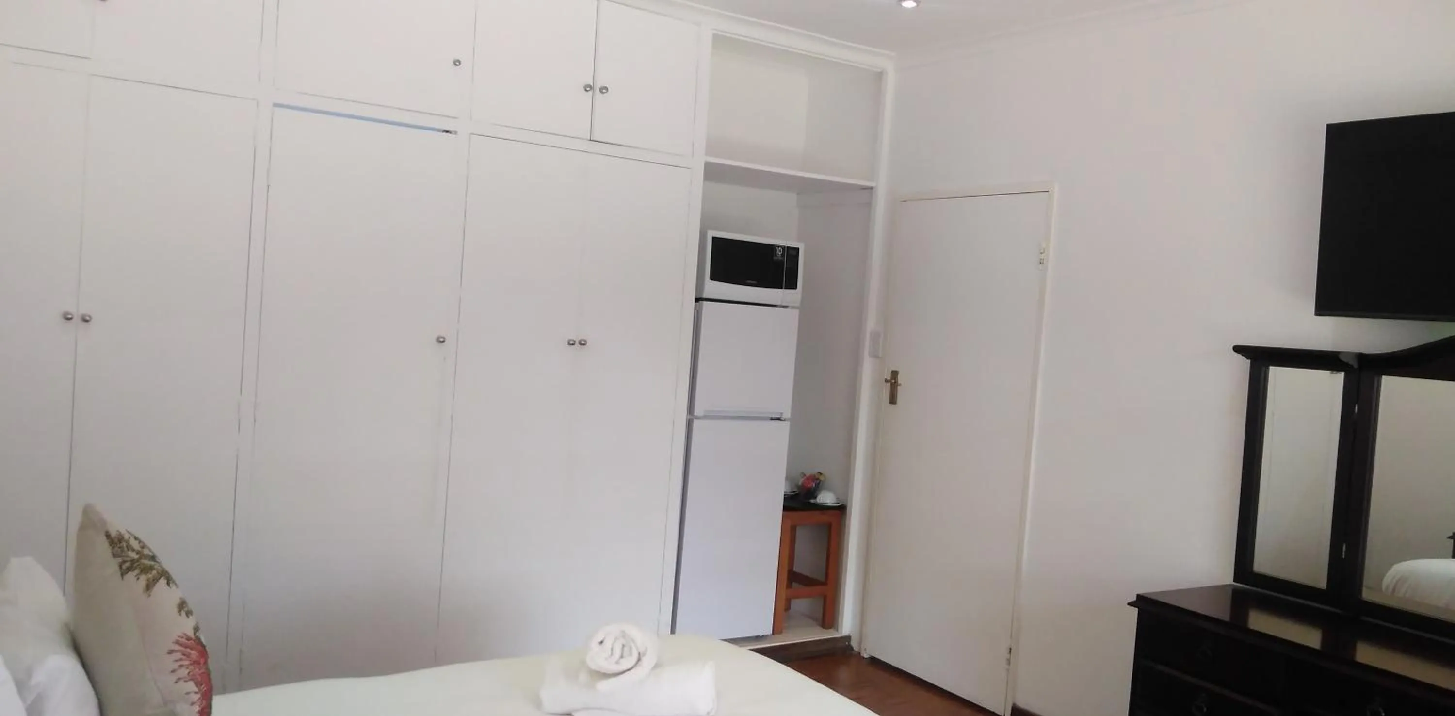 Communal lounge/ TV room, Bed in Heroes Garden Lodge