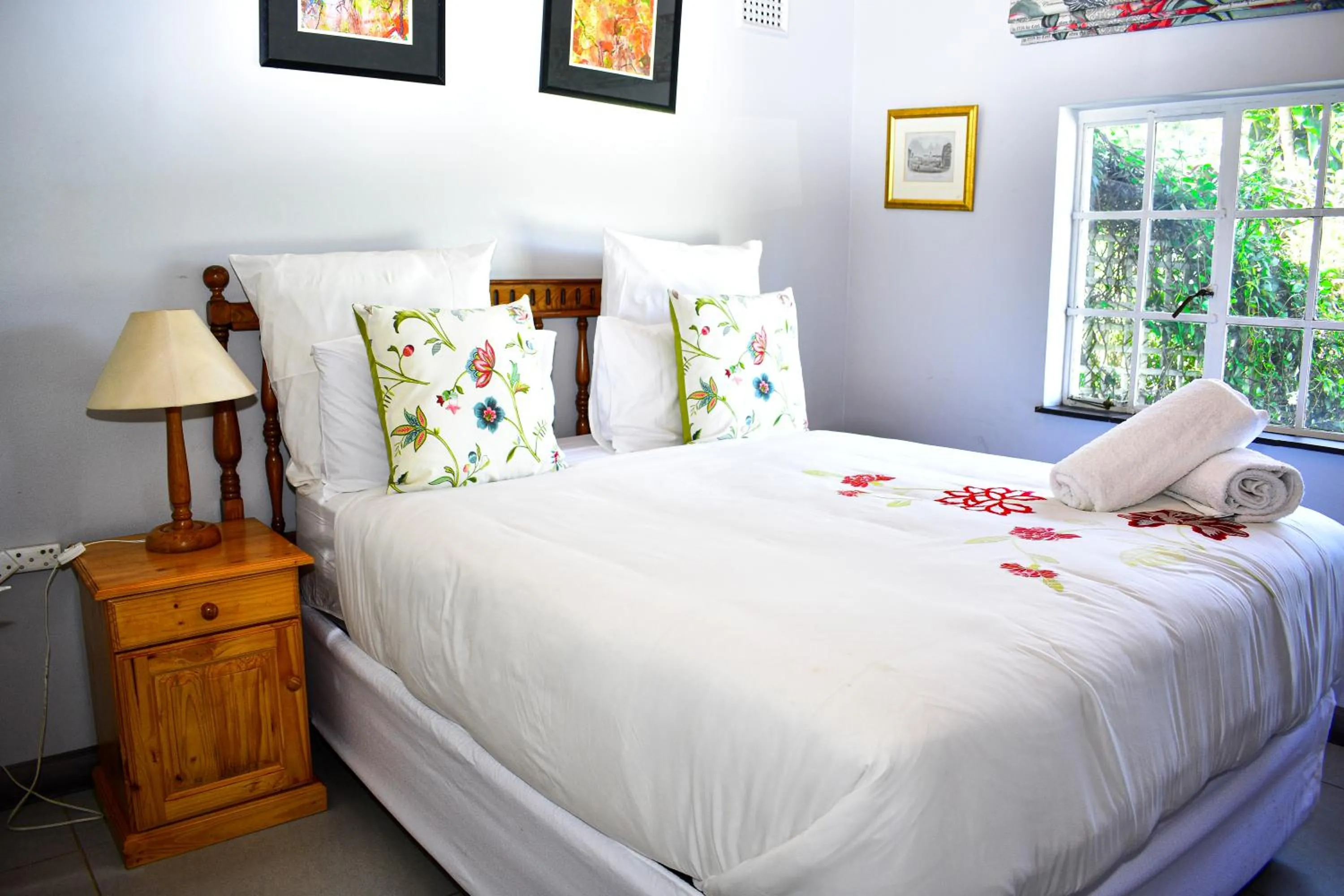 Bed in Heroes Garden Lodge