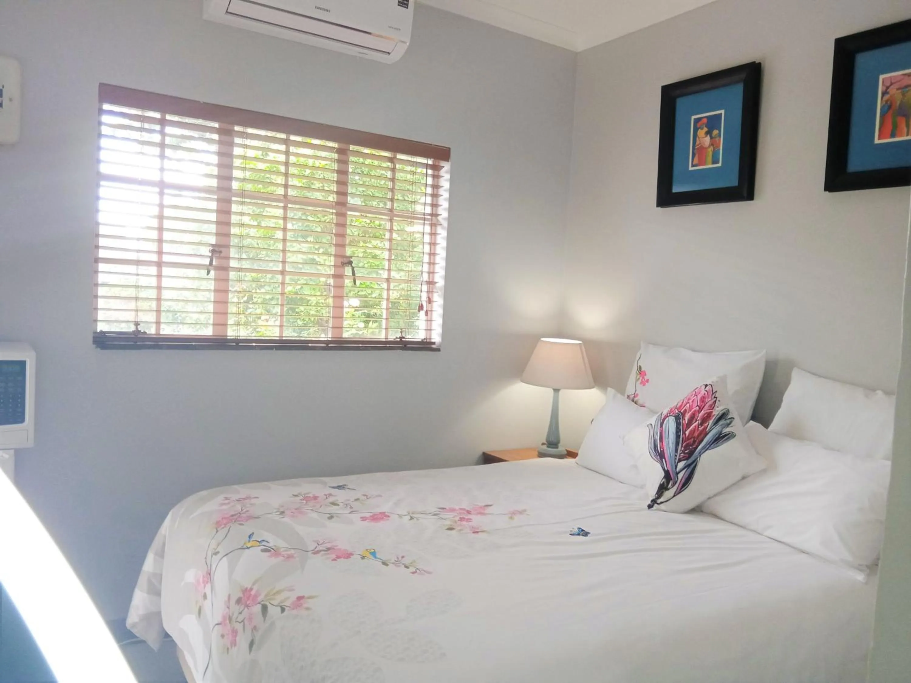 Bed in Heroes Garden Lodge