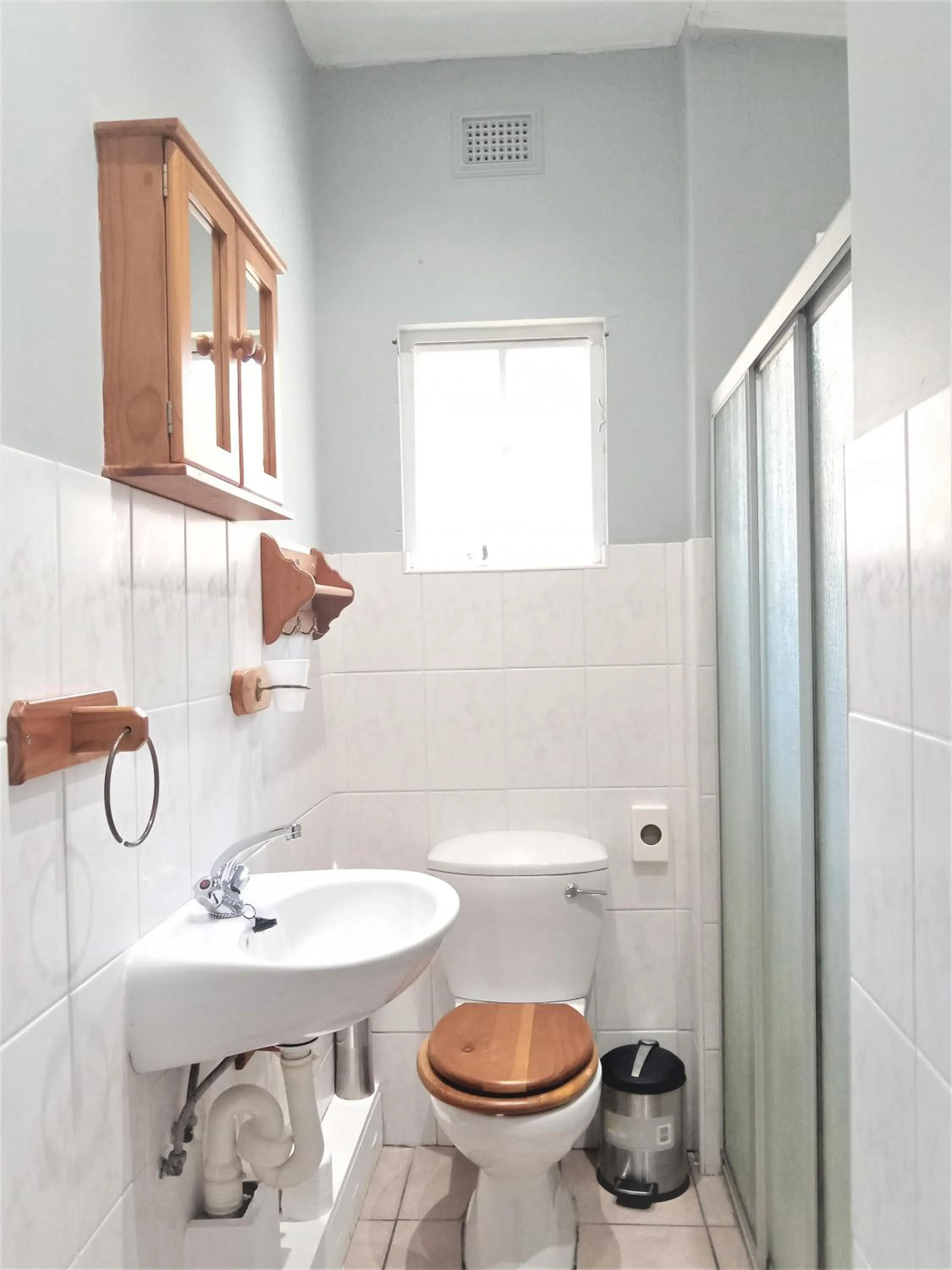 Toilet in Heroes Garden Lodge