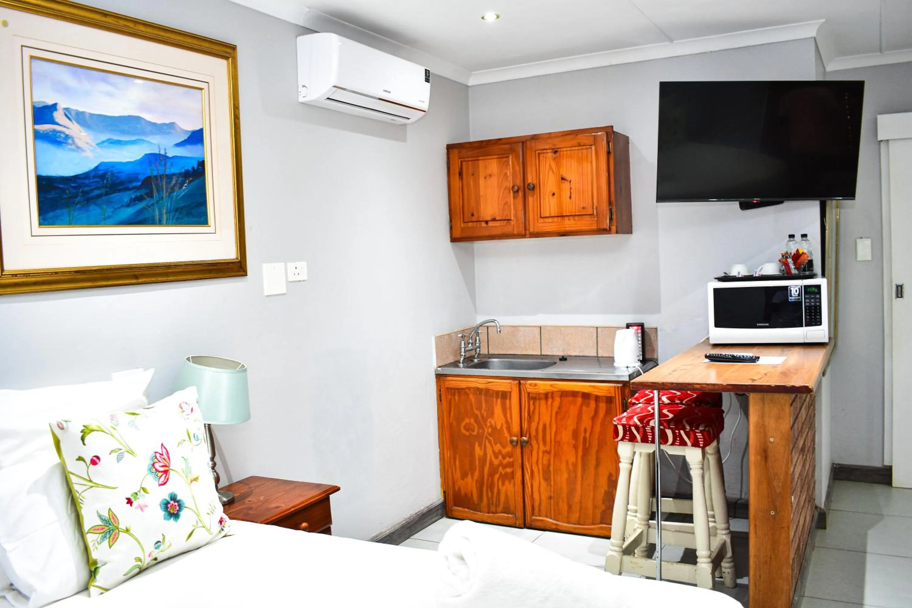 TV and multimedia in Heroes Garden Lodge