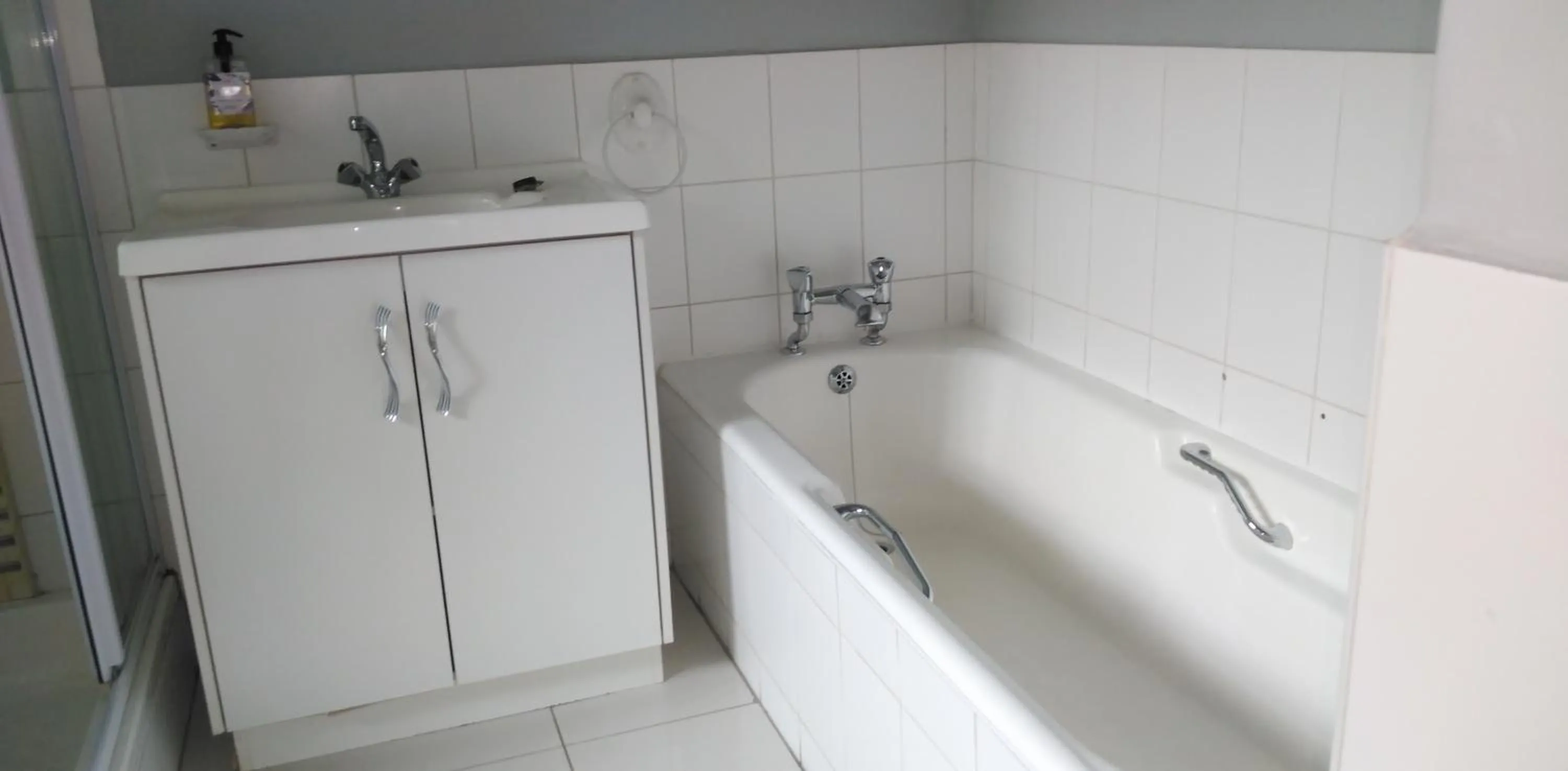 Bathroom in Heroes Garden Lodge