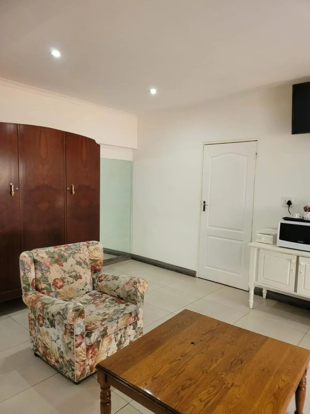 TV and multimedia in Heroes Garden Lodge