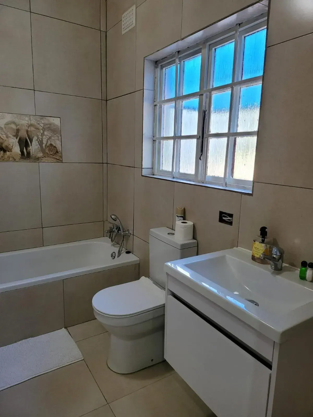 Deluxe Double Room (2 Adults + 1 Child) in Heroes Garden Lodge Deluxe Double Room (2 Adults + 1 Child) in Heroes Garden Lodge