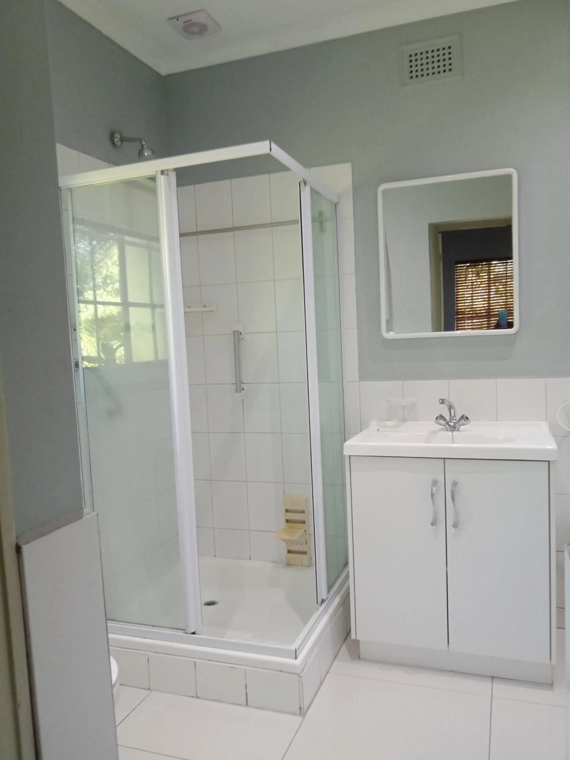 Shower in Heroes Garden Lodge