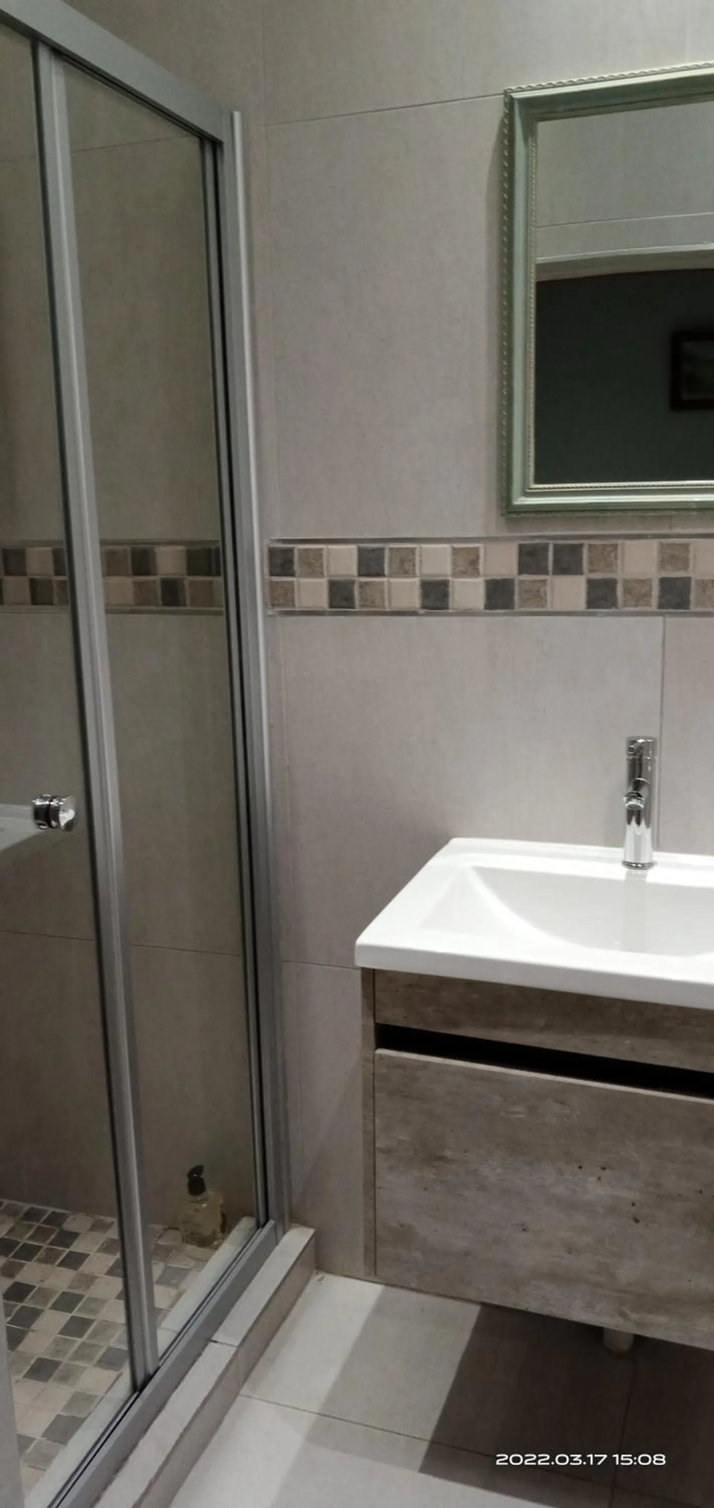 Shower in Heroes Garden Lodge