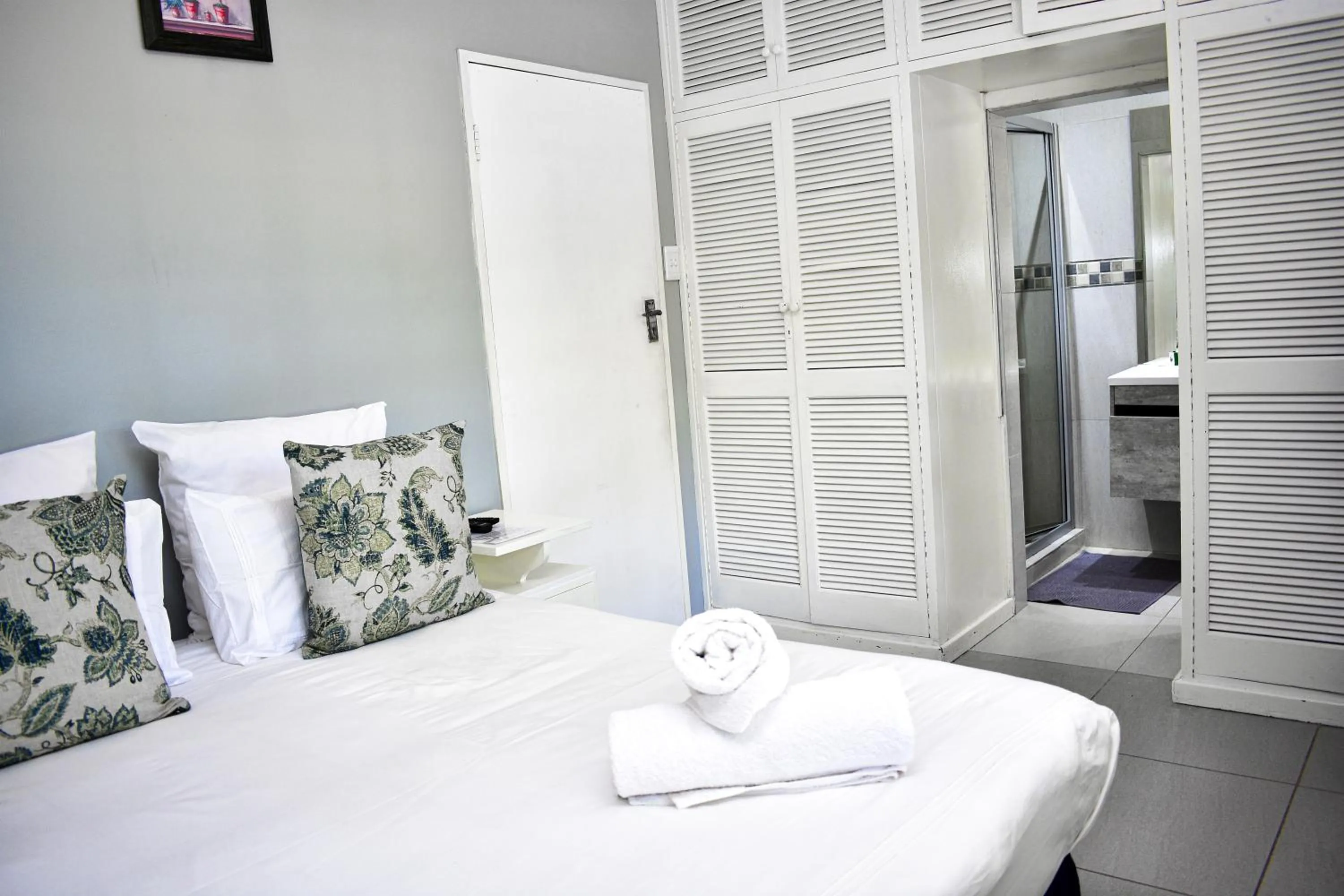 Bed in Heroes Garden Lodge