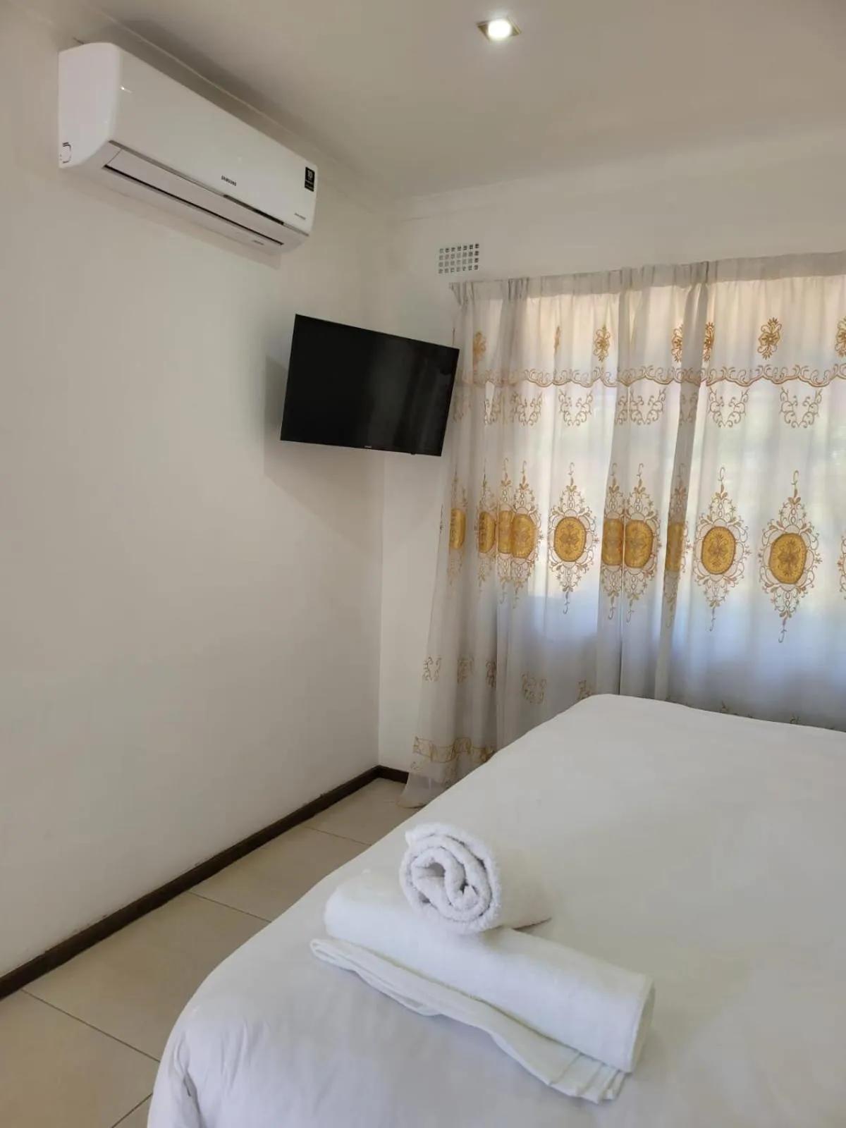 Bed in Heroes Garden Lodge