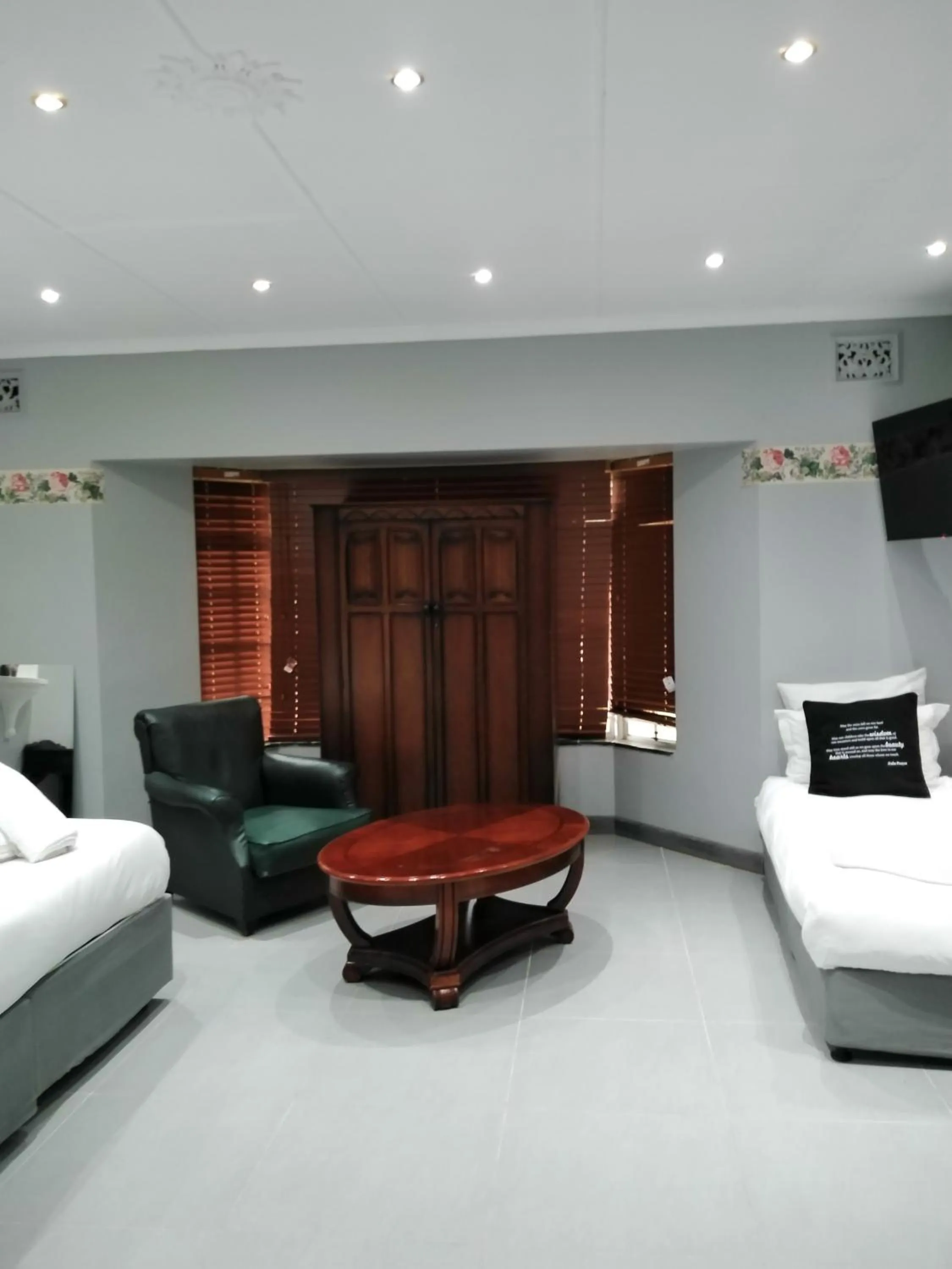 Communal lounge/ TV room, Bed in Heroes Garden Lodge