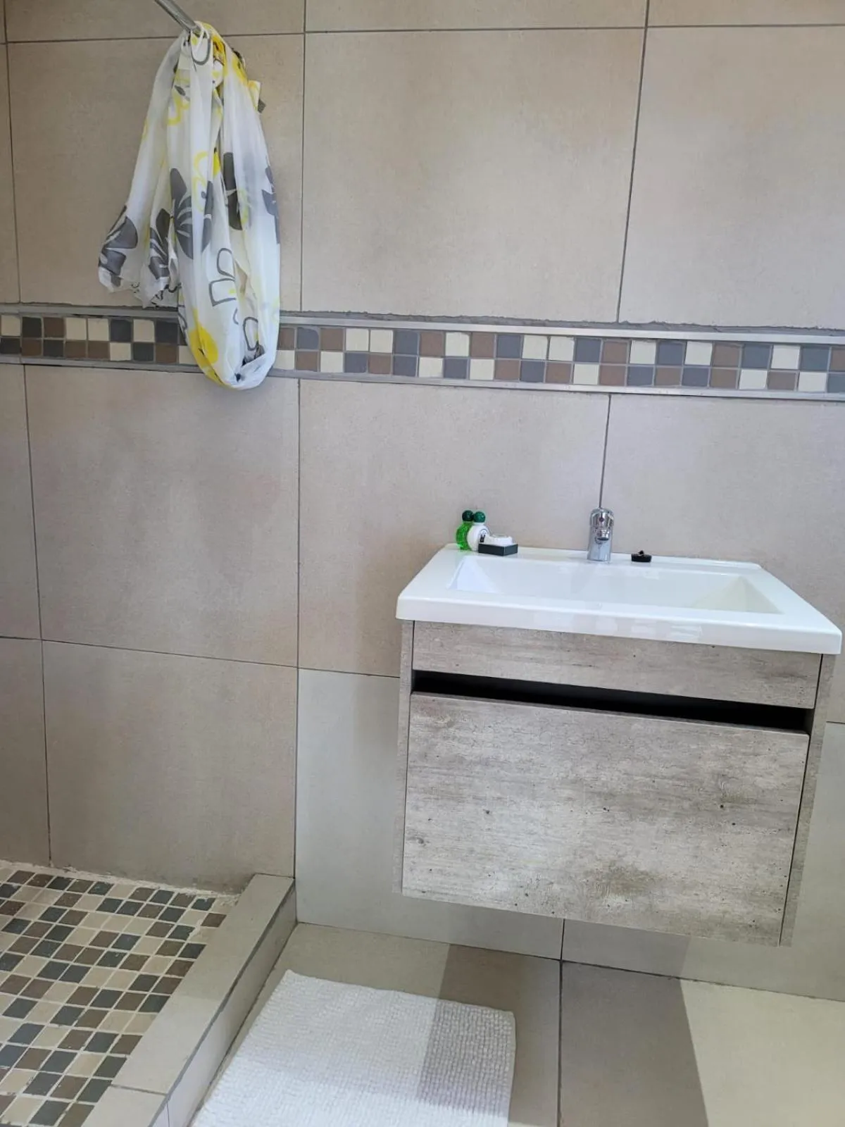 Bathroom in Heroes Garden Lodge