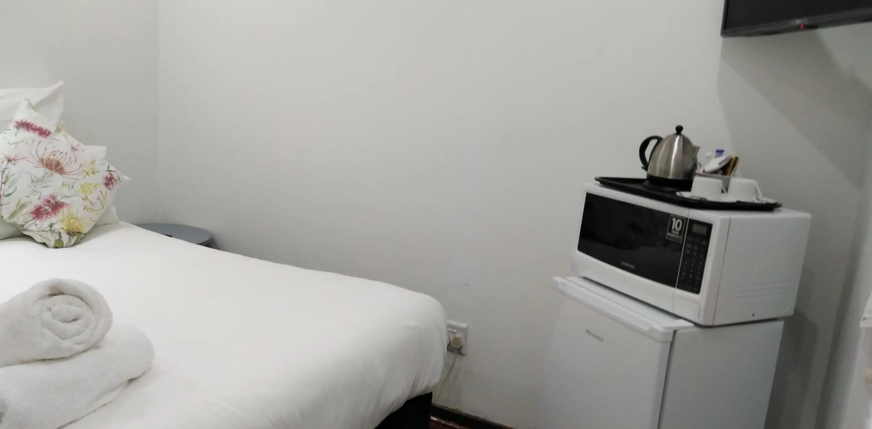 Bed in Heroes Garden Lodge