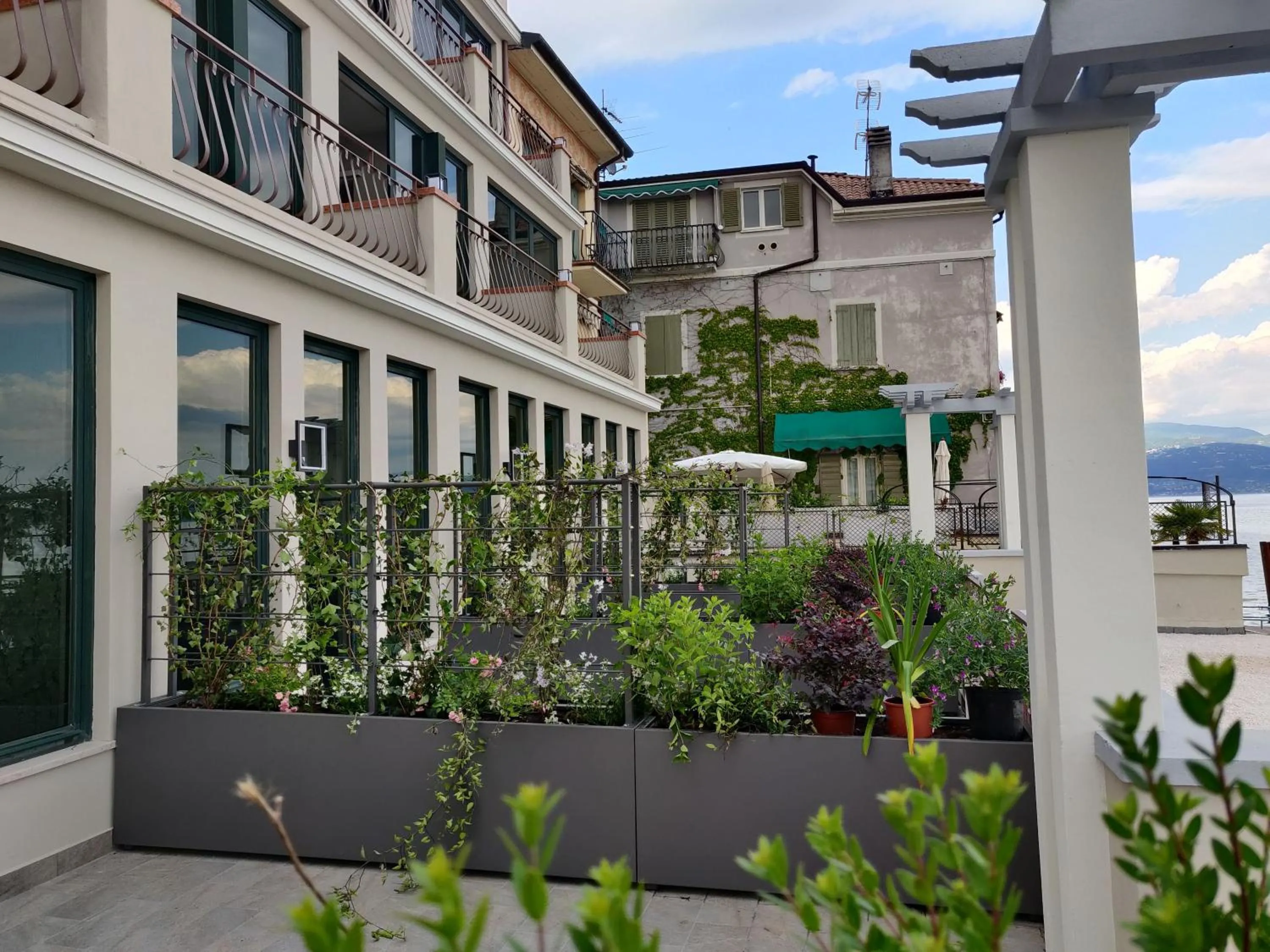 Property building in Hotel Du Lac Gardone Riviera