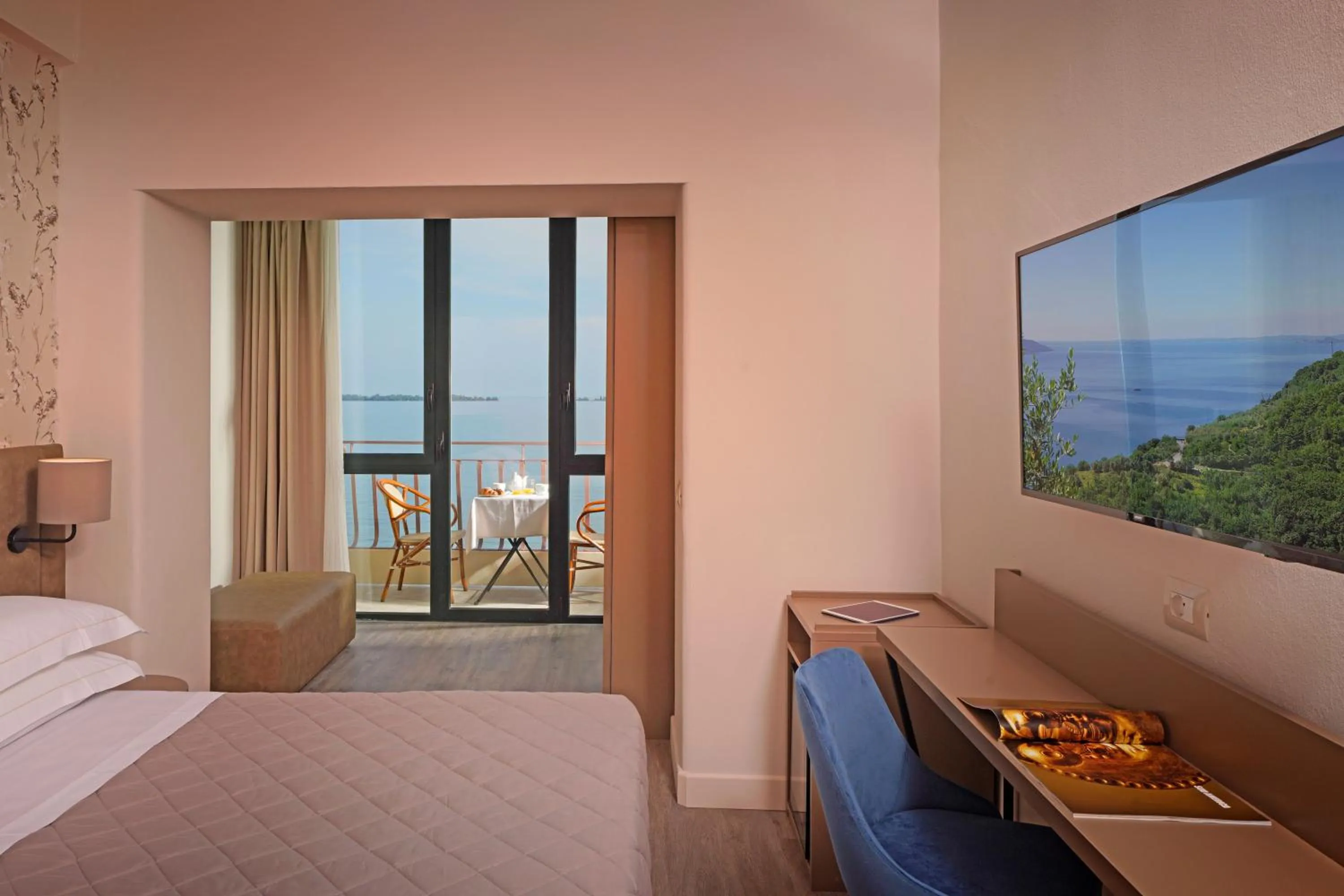 Balcony/Terrace, Bed in Hotel Du Lac Gardone Riviera