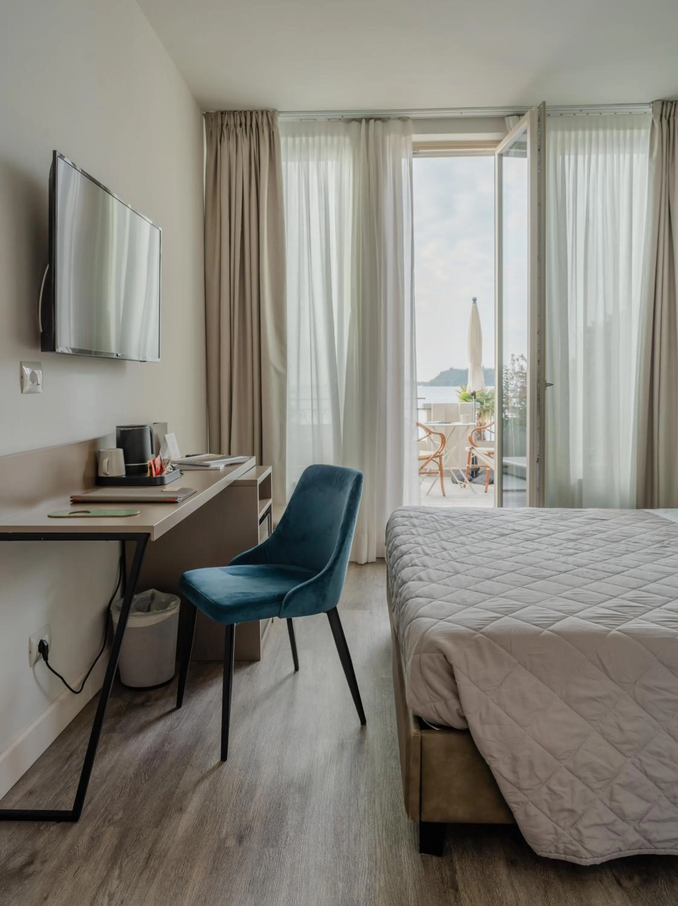 View (from property/room), Bed in Hotel Du Lac Gardone Riviera