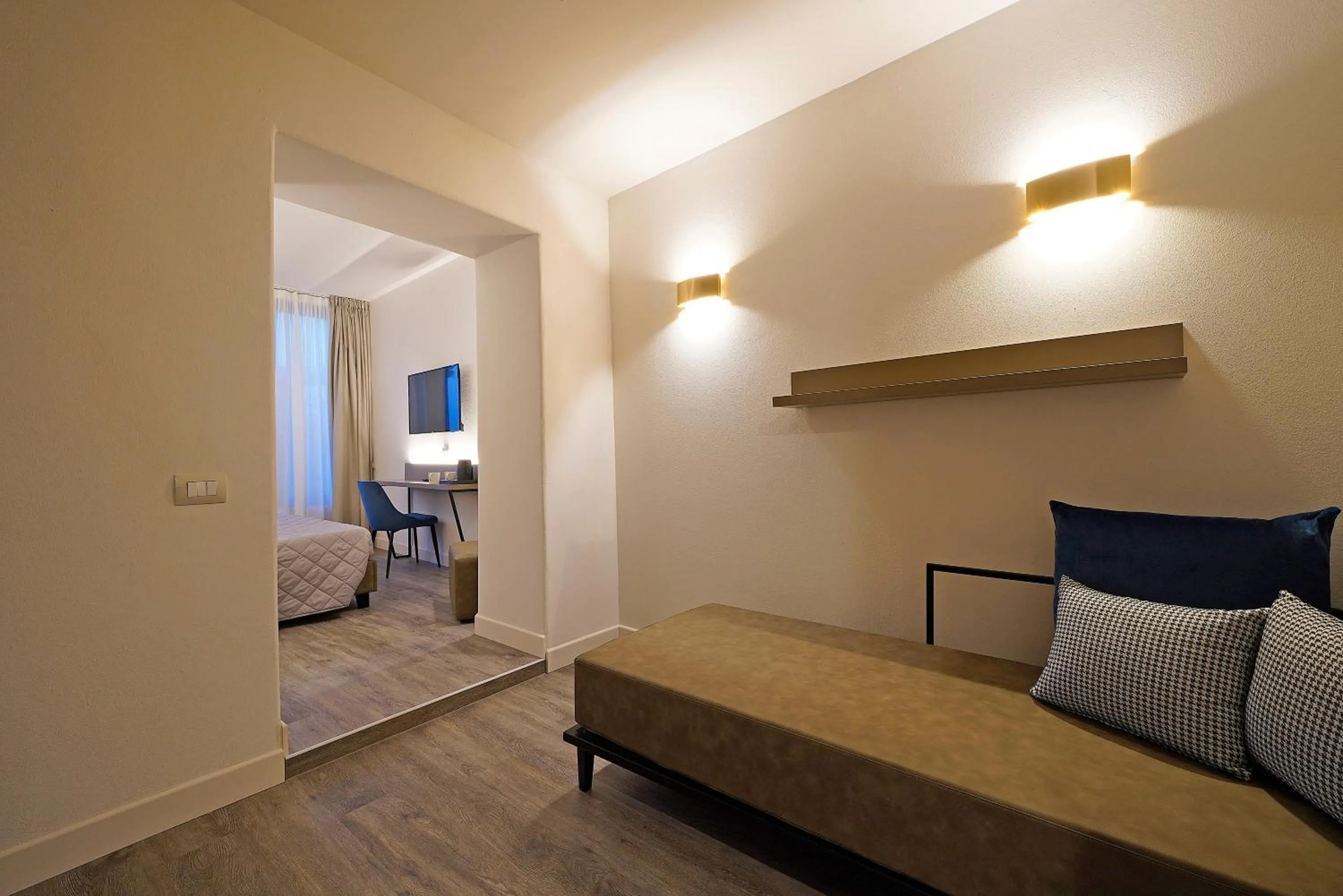 Bedroom, Bed in Hotel Du Lac Gardone Riviera