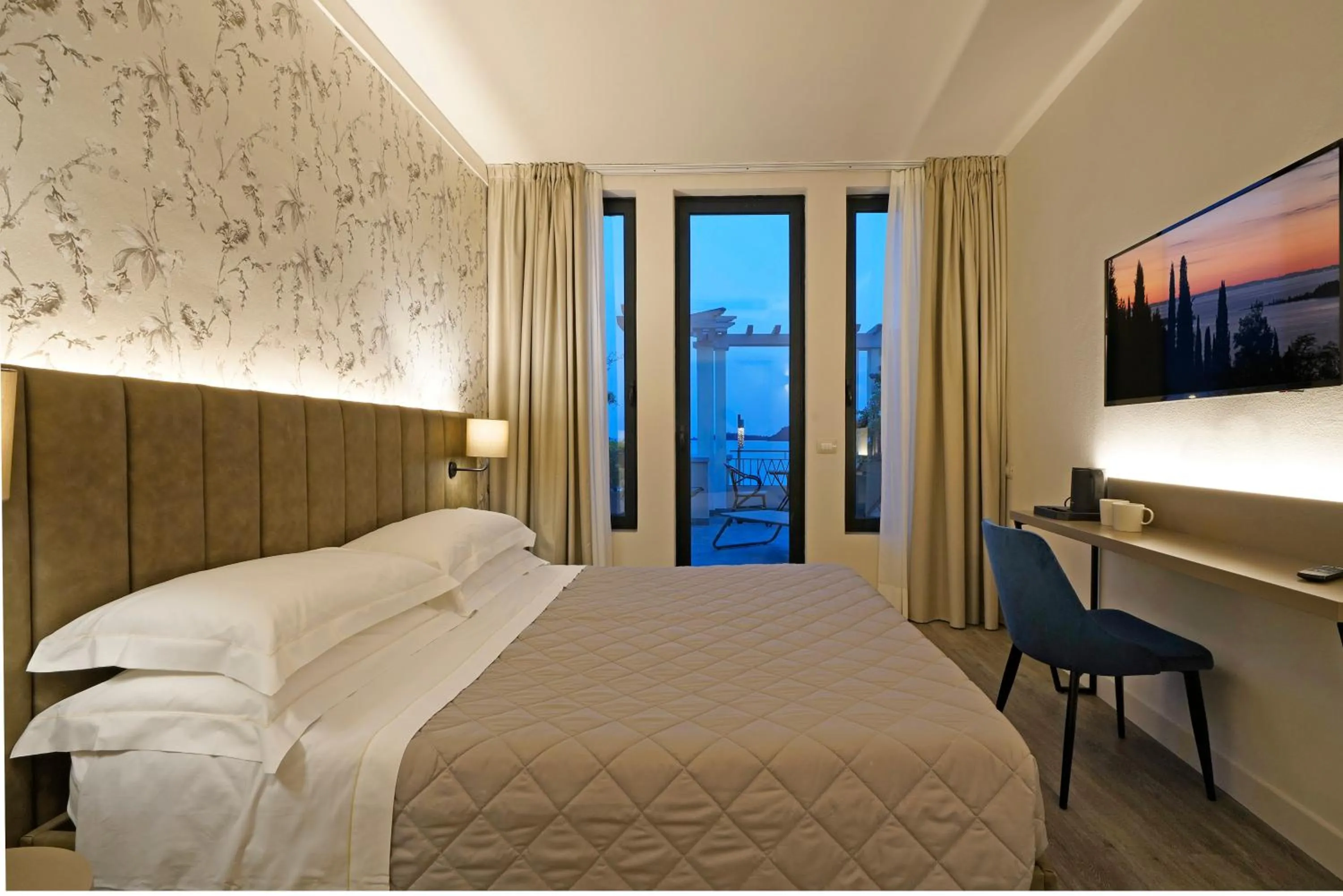 Balcony/Terrace, Bed in Hotel Du Lac Gardone Riviera