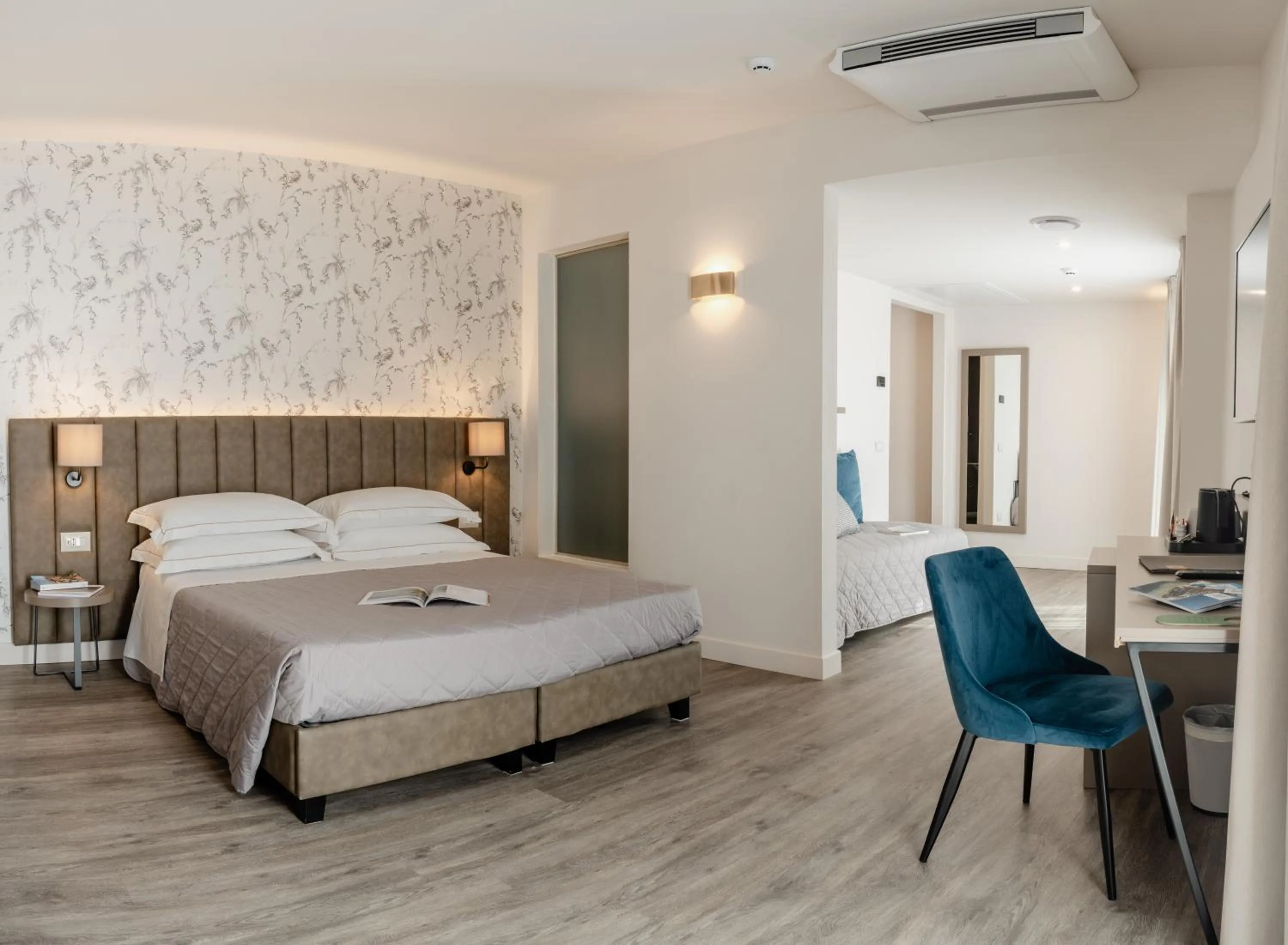 Bedroom, Bed in Hotel Du Lac Gardone Riviera