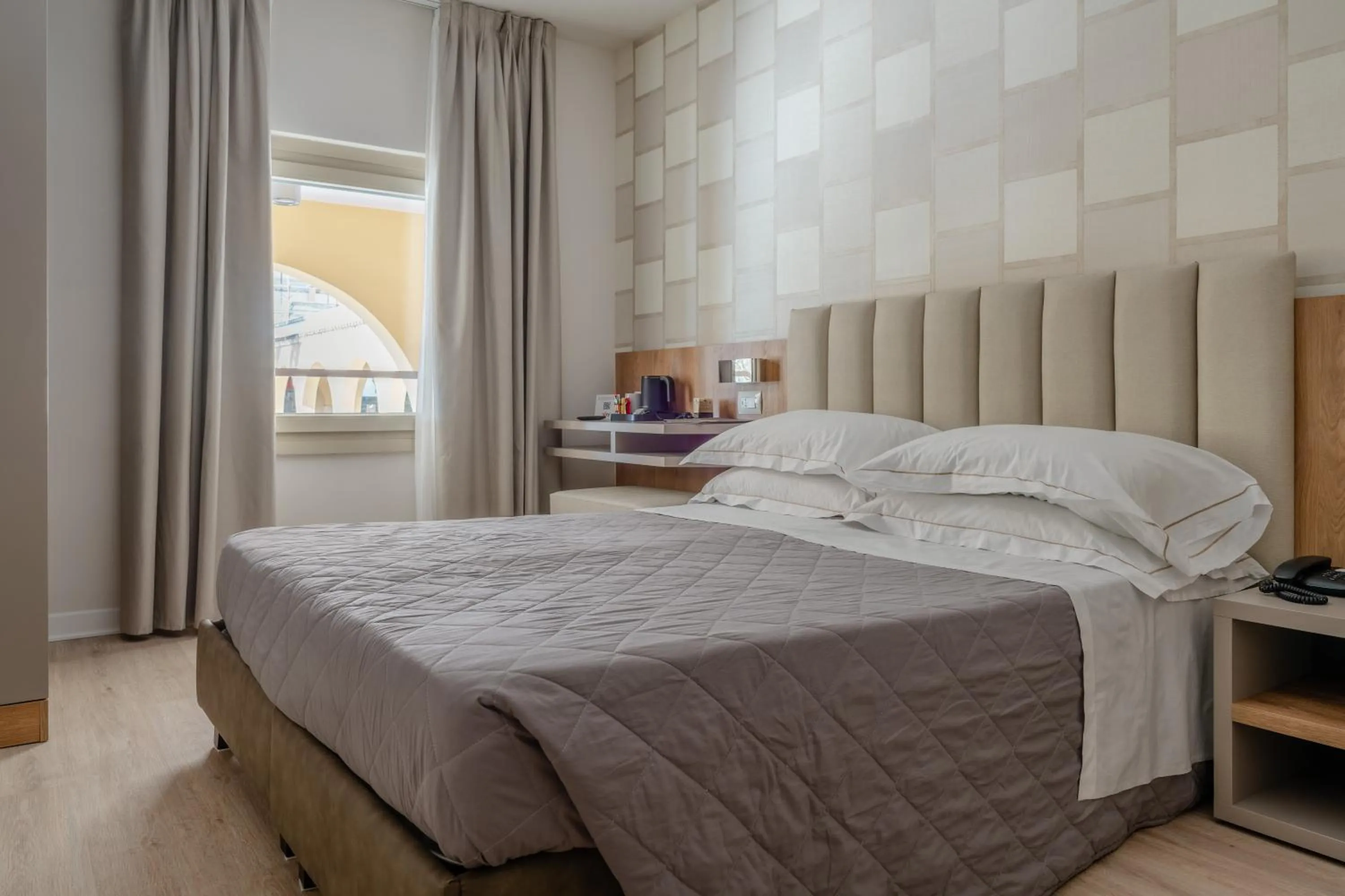 Bedroom, Bed in Hotel Du Lac Gardone Riviera