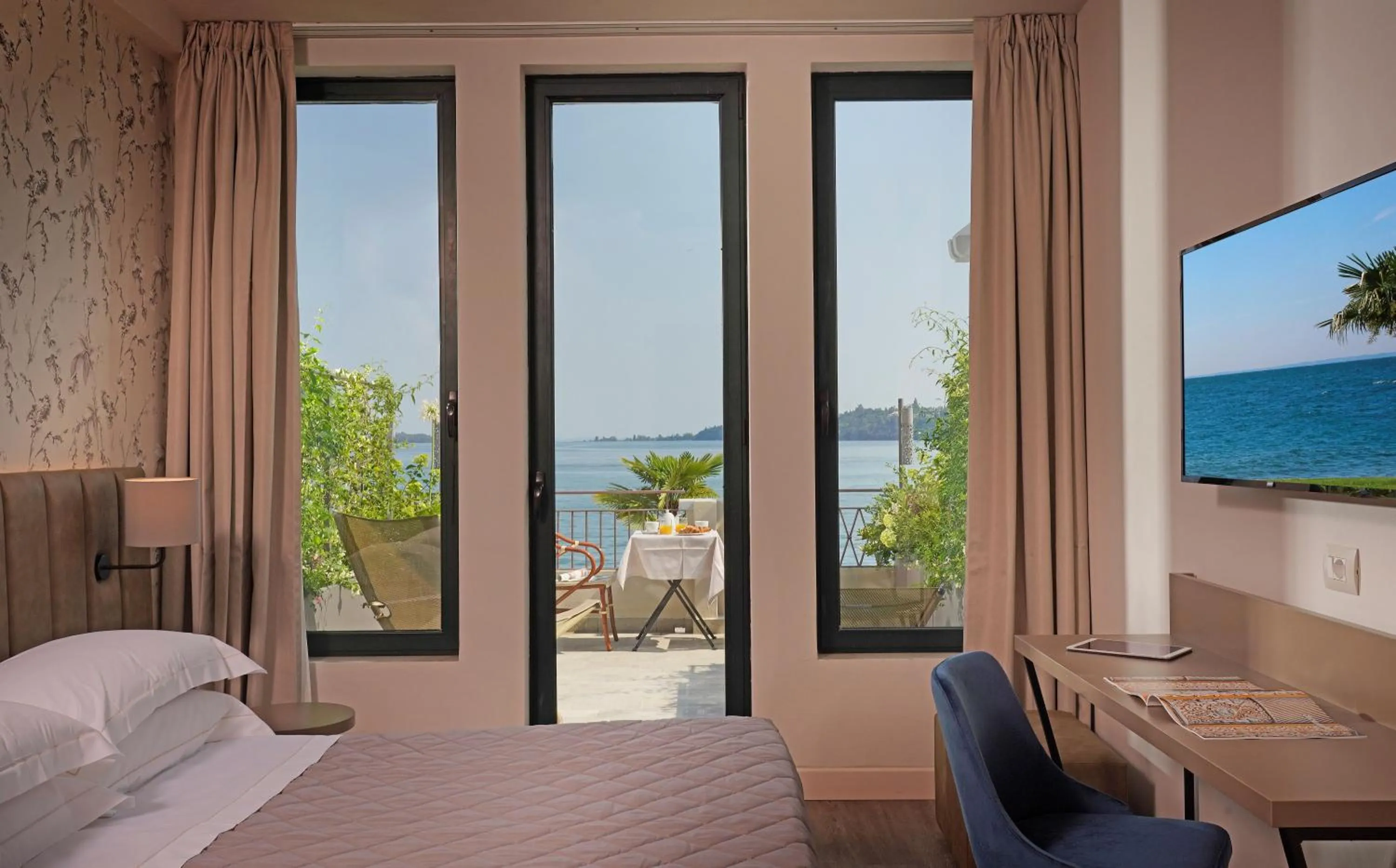 Balcony/Terrace, Bed in Hotel Du Lac Gardone Riviera
