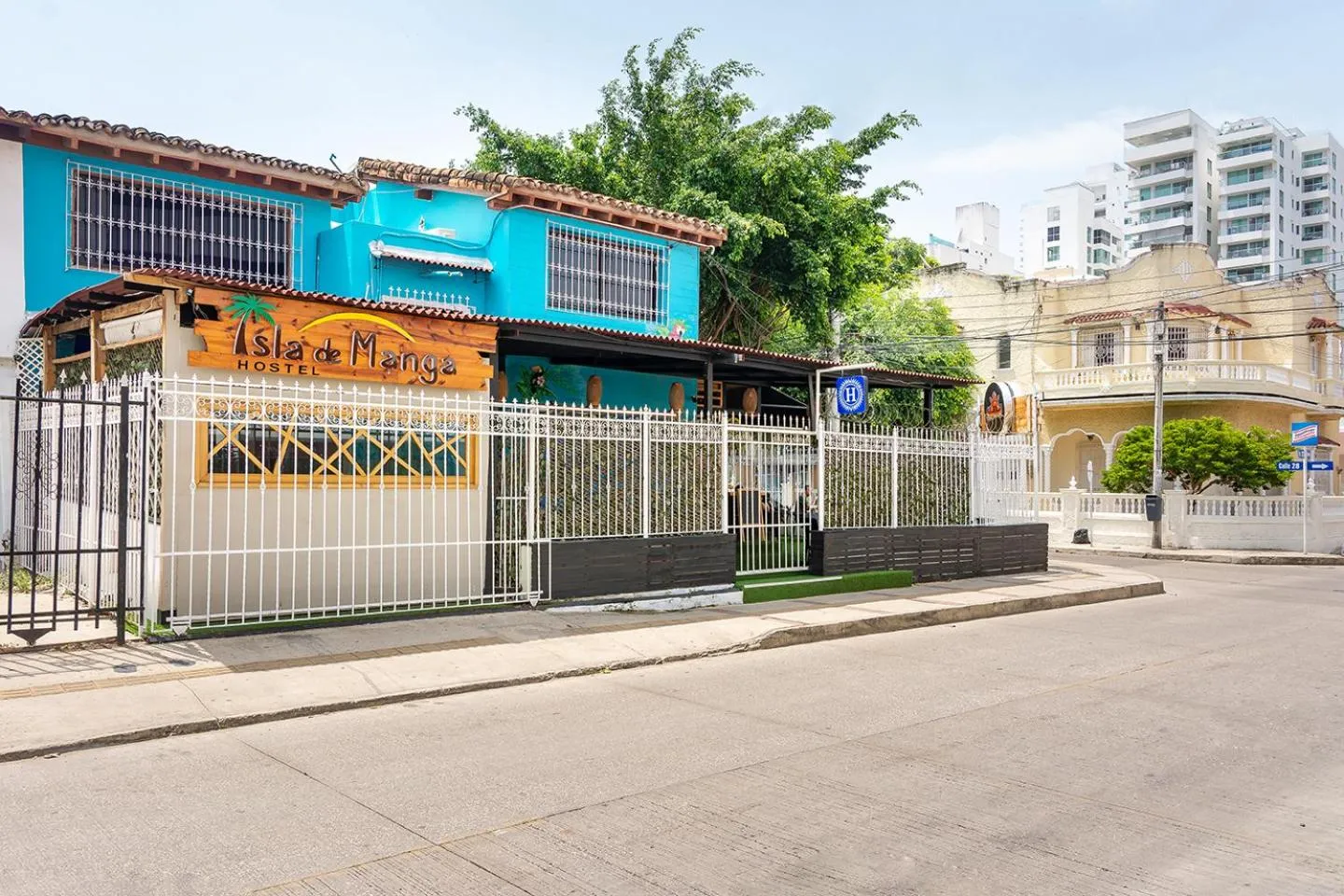 Property building in Ayenda Isla de Manga