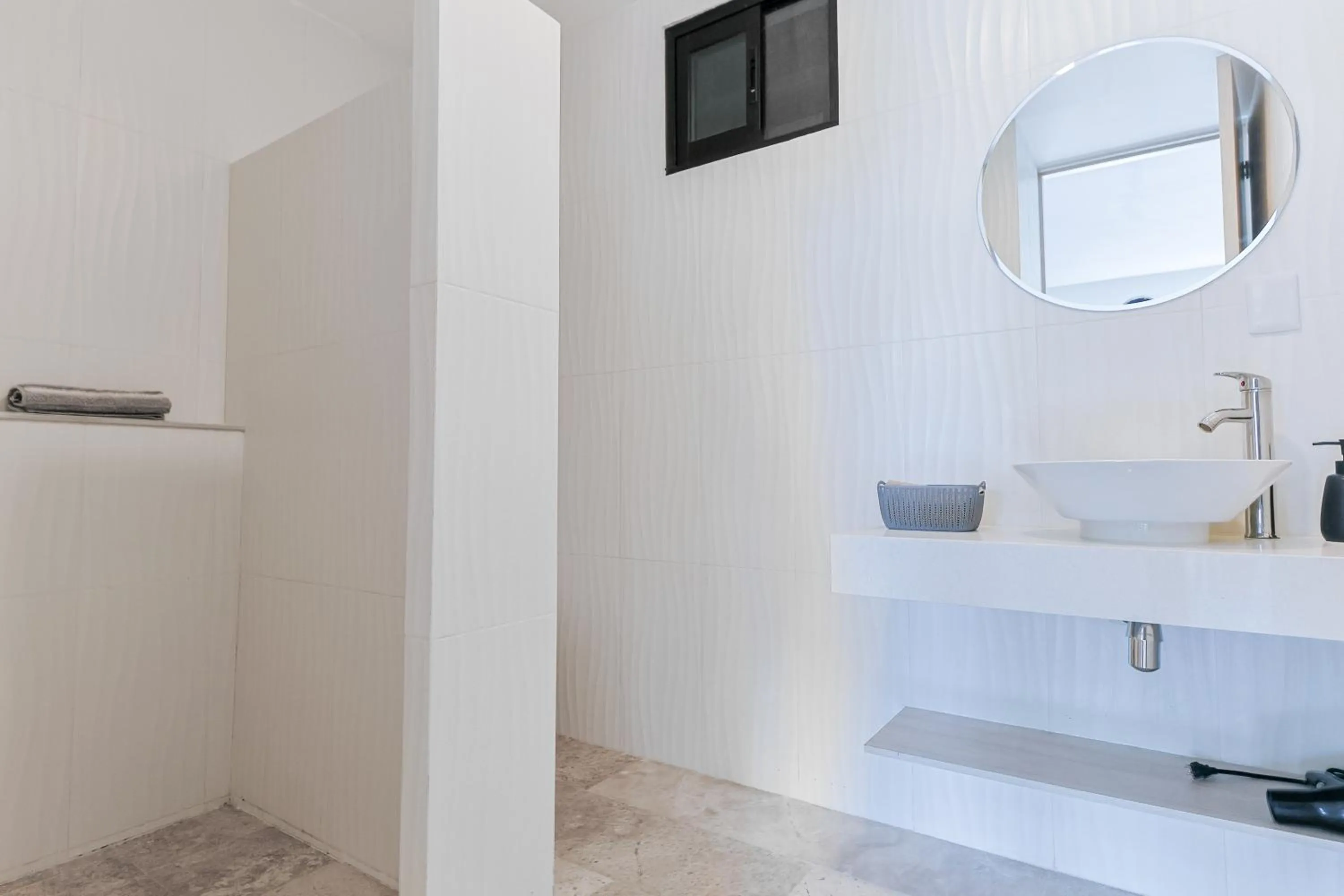 Bathroom in Torre Diez by Grupo Amber