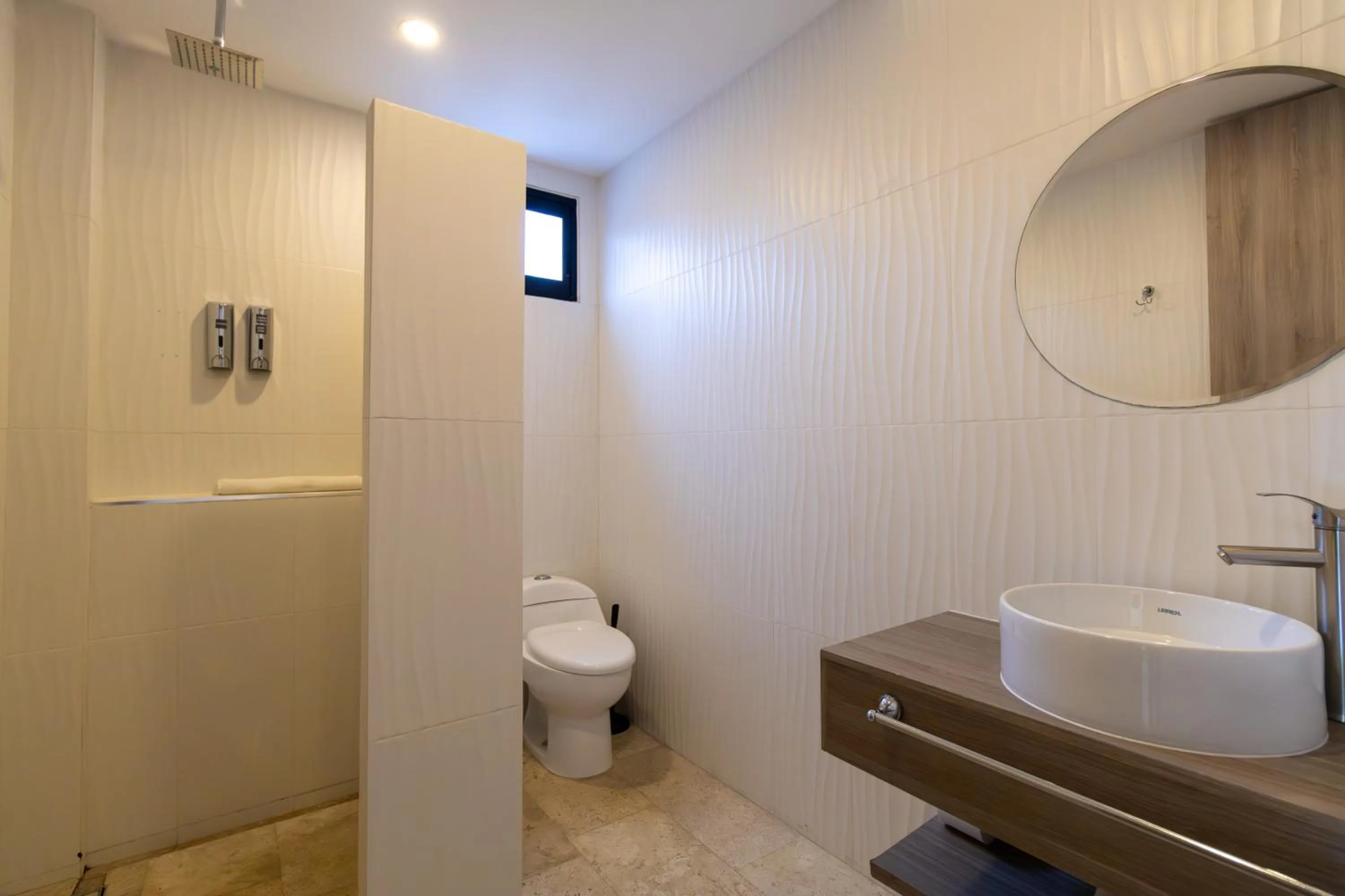 Bathroom in Torre Diez by Grupo Amber