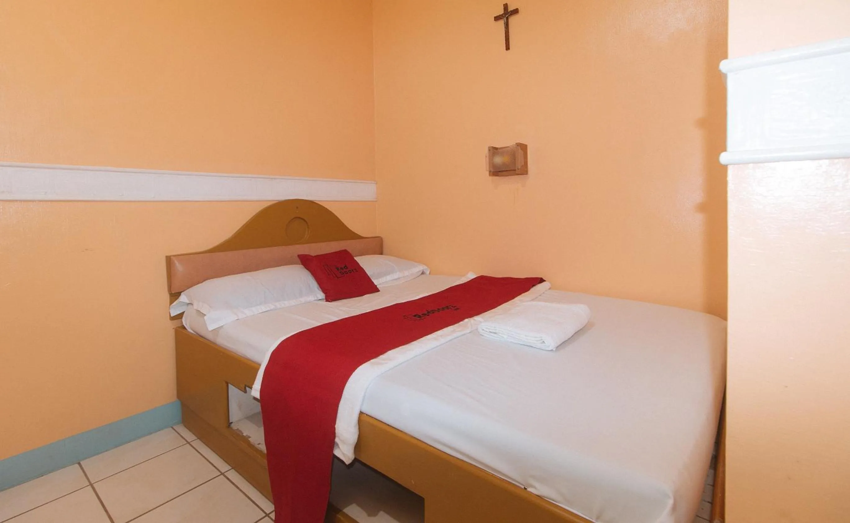 Bed in RedDoorz at Amora Villa Apartelle