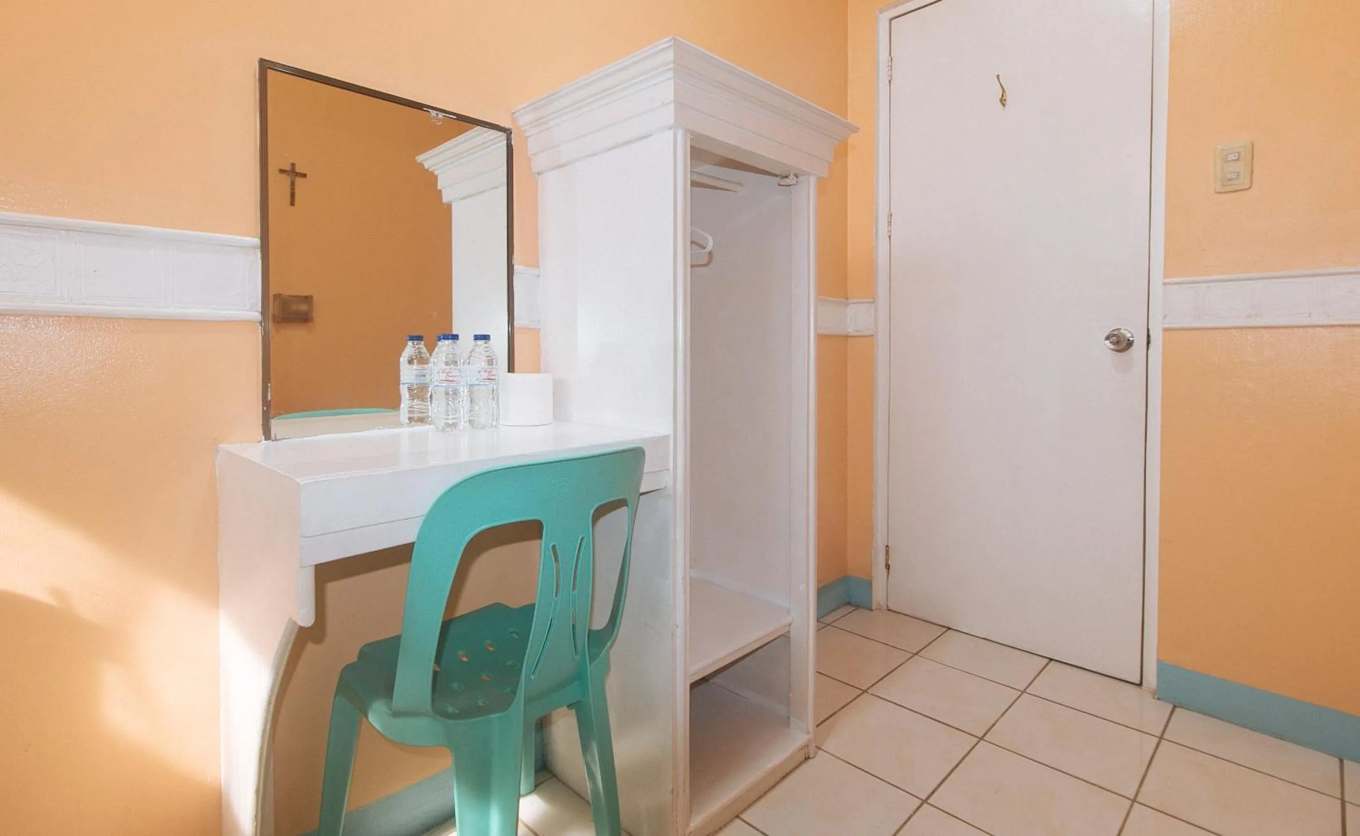 wardrobe in RedDoorz at Amora Villa Apartelle