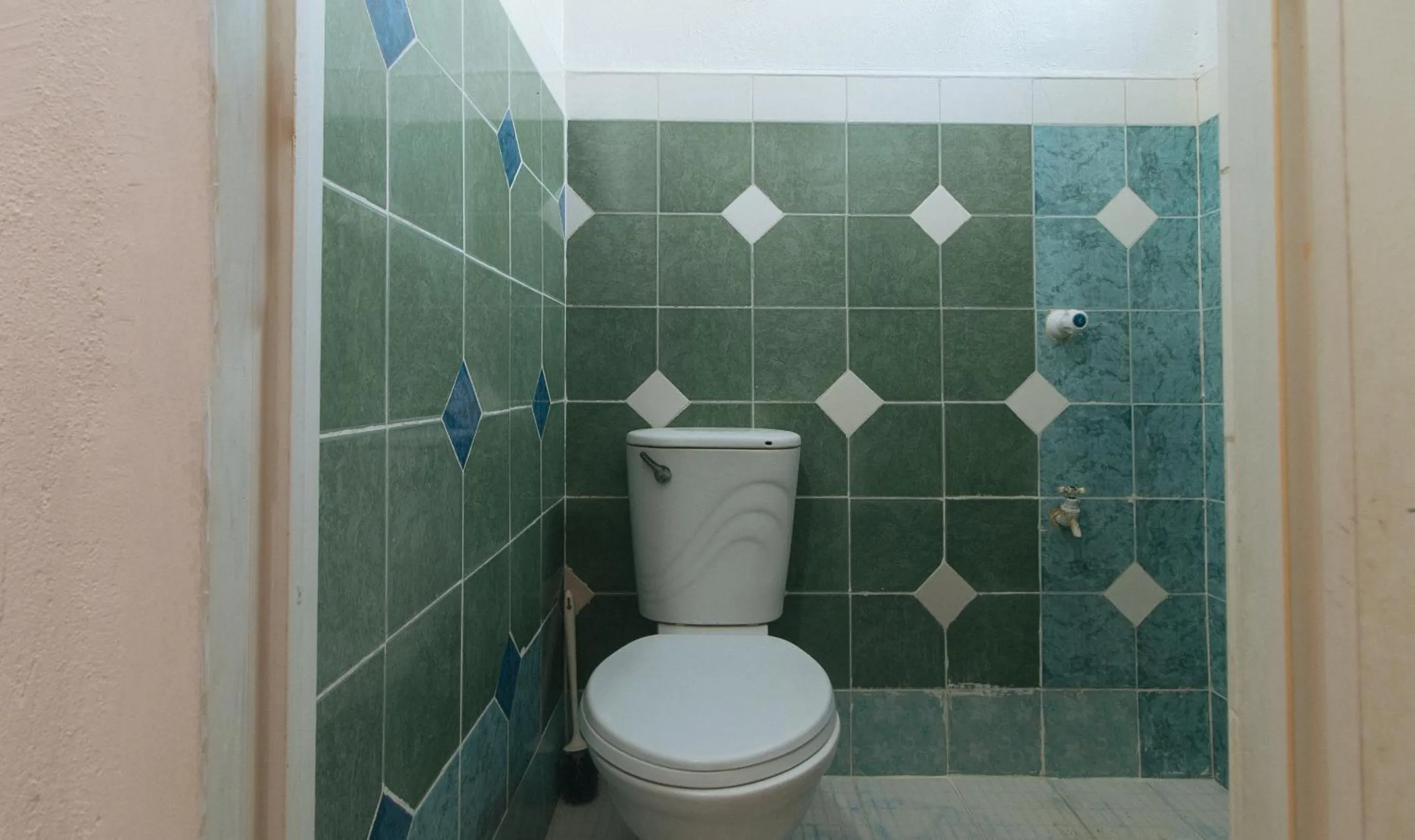 Toilet in RedDoorz at Amora Villa Apartelle