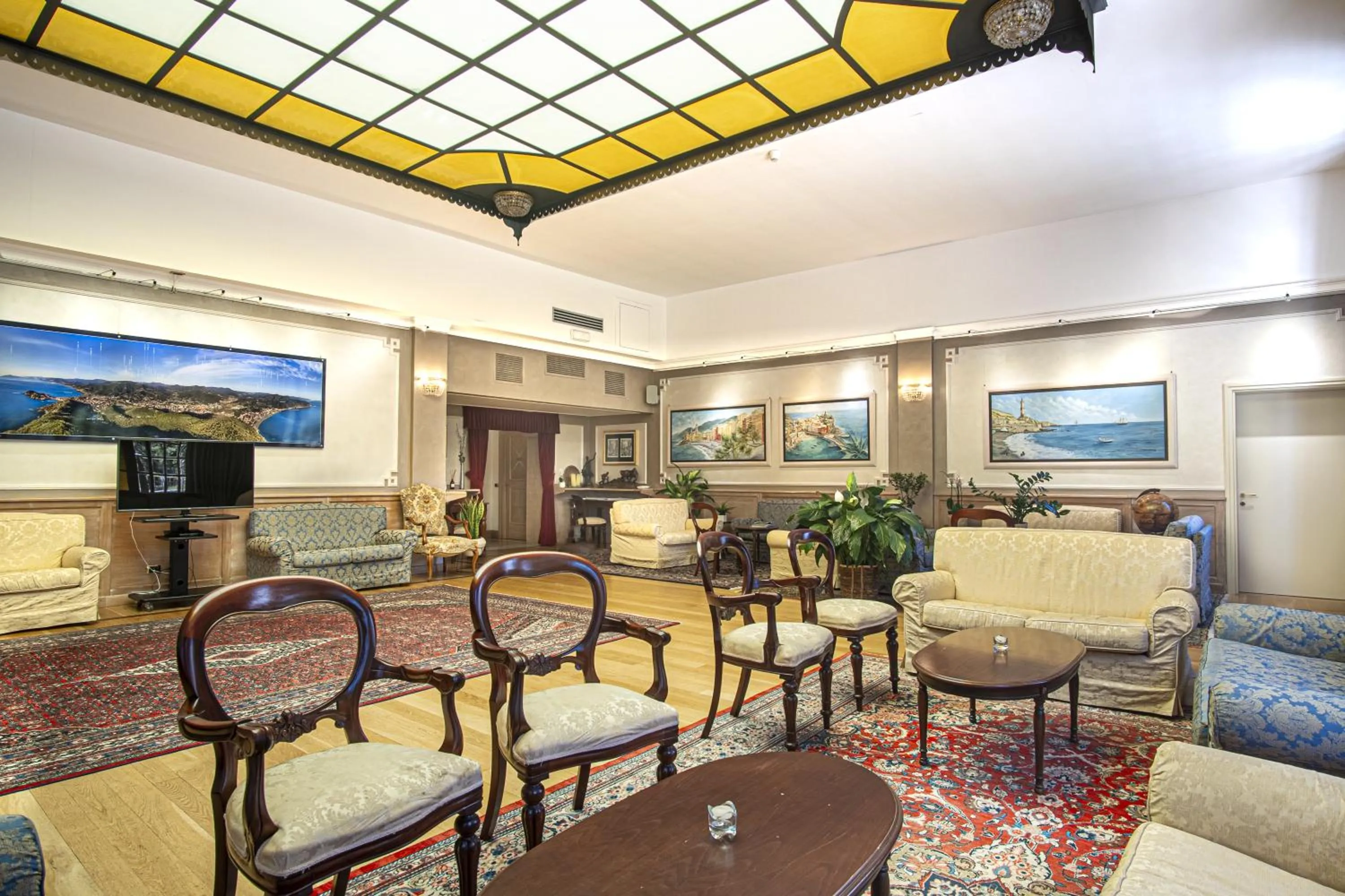 Communal lounge/ TV room in Grande Albergo