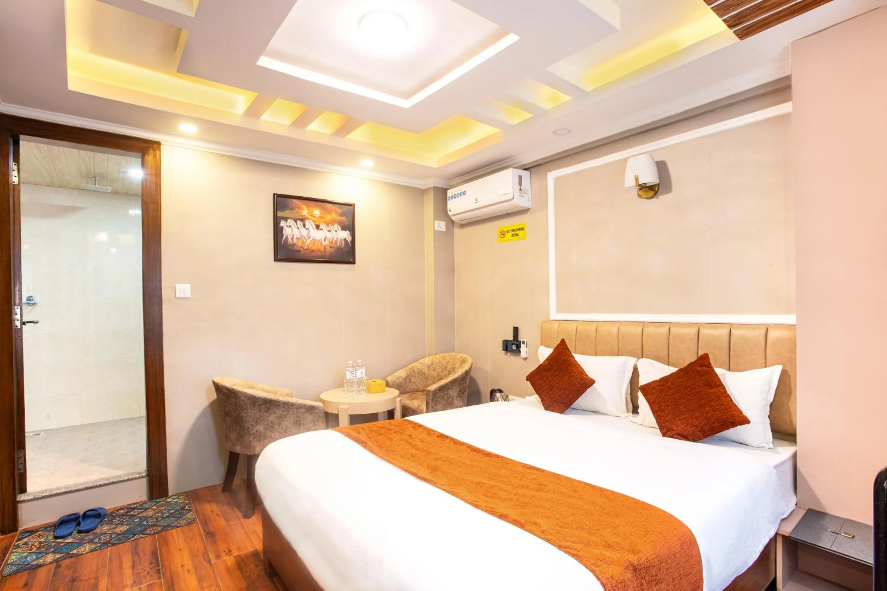 Bedroom, Bed in Hotel Airport Deepshree