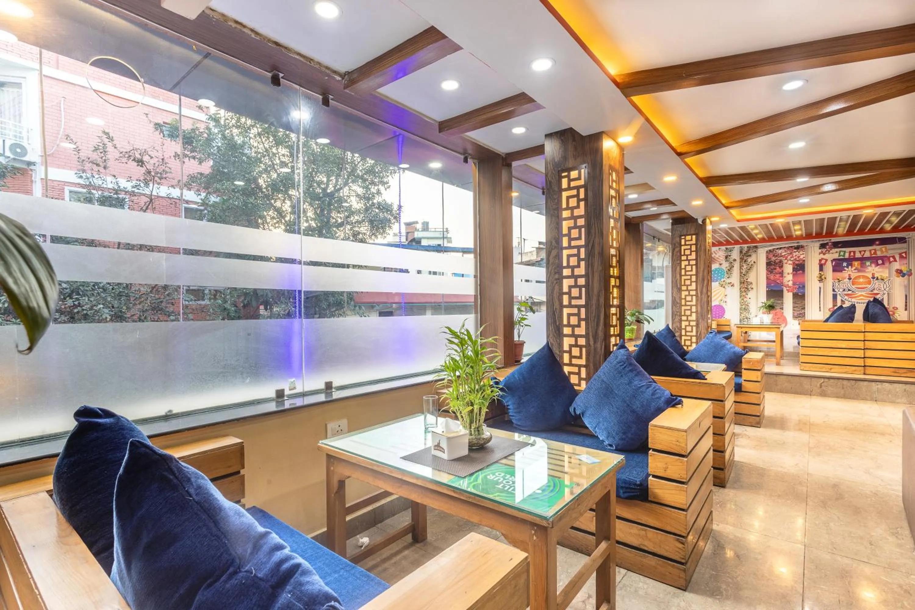 Restaurant/places to eat in Hotel Airport Deepshree