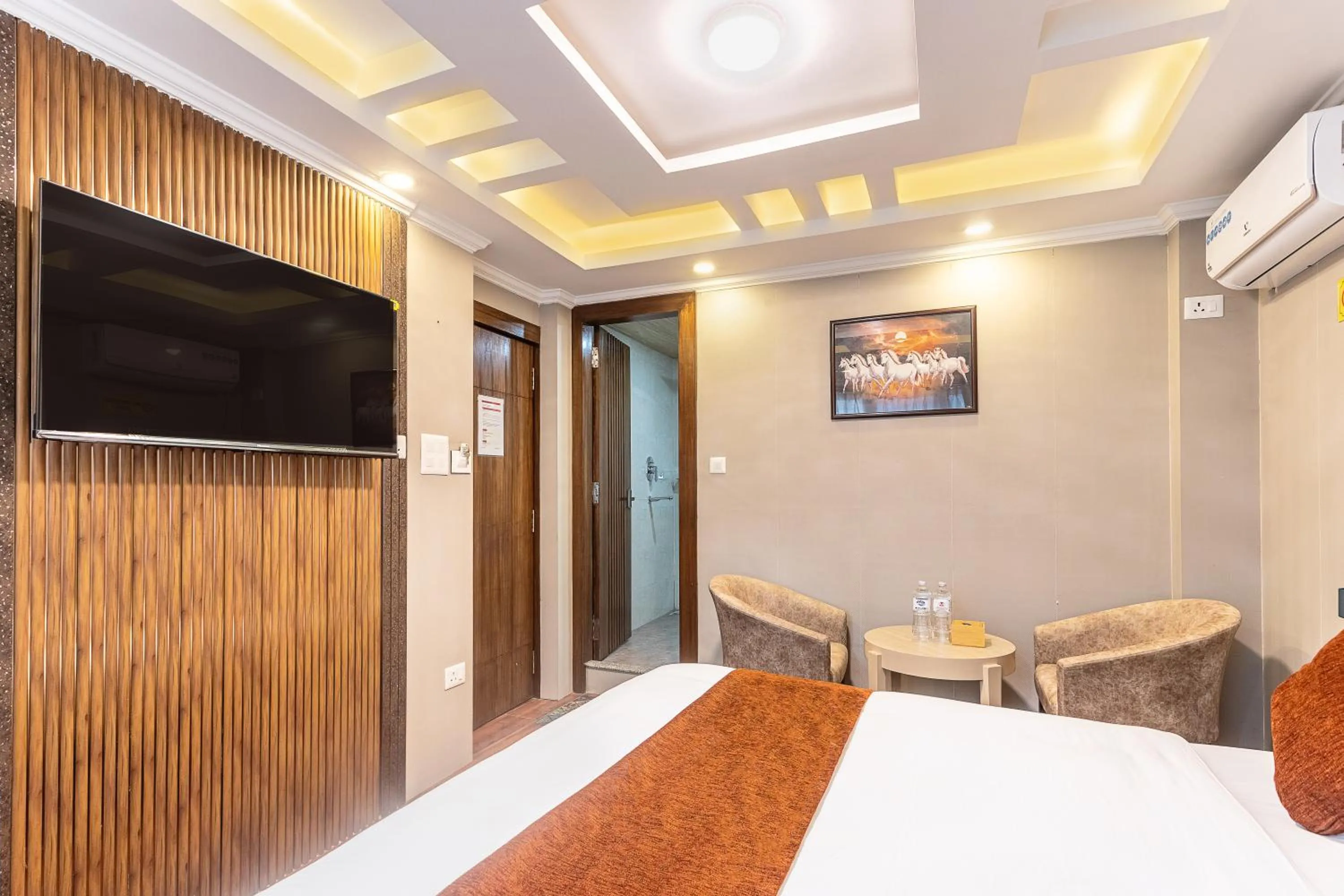 Bedroom, Bed in Hotel Airport Deepshree