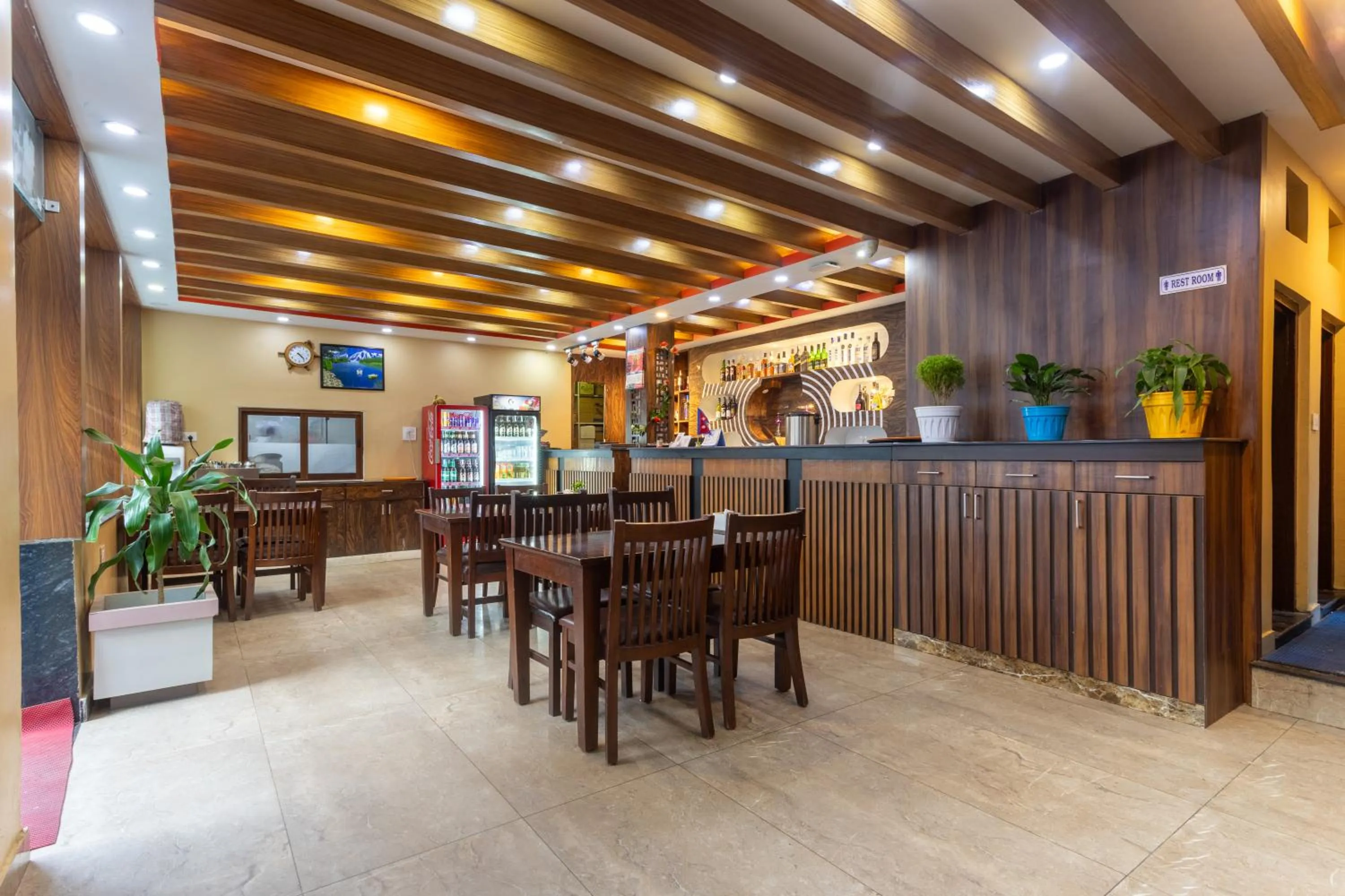 Restaurant/places to eat in Hotel Airport Deepshree