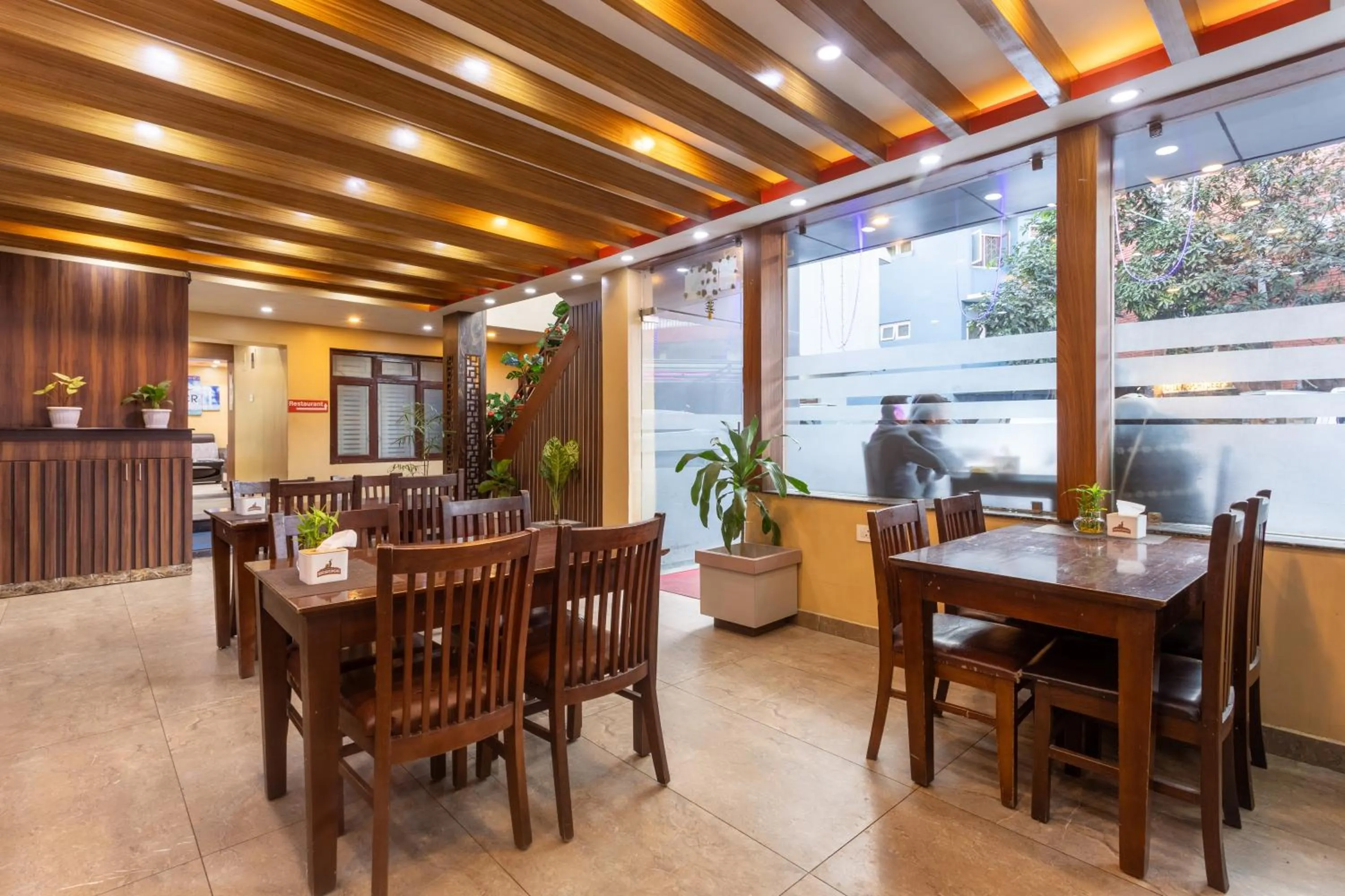 Restaurant/places to eat in Hotel Airport Deepshree