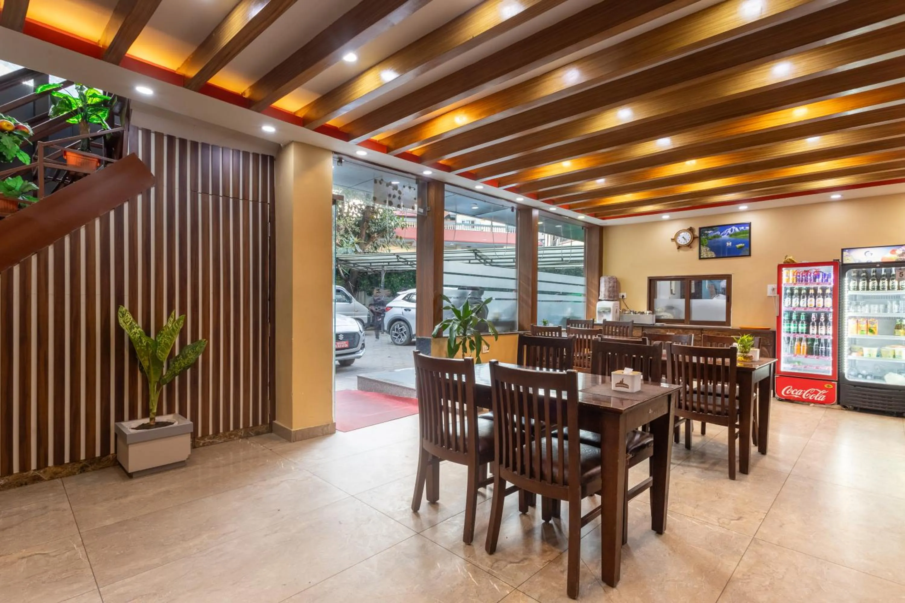 Restaurant/places to eat in Hotel Airport Deepshree