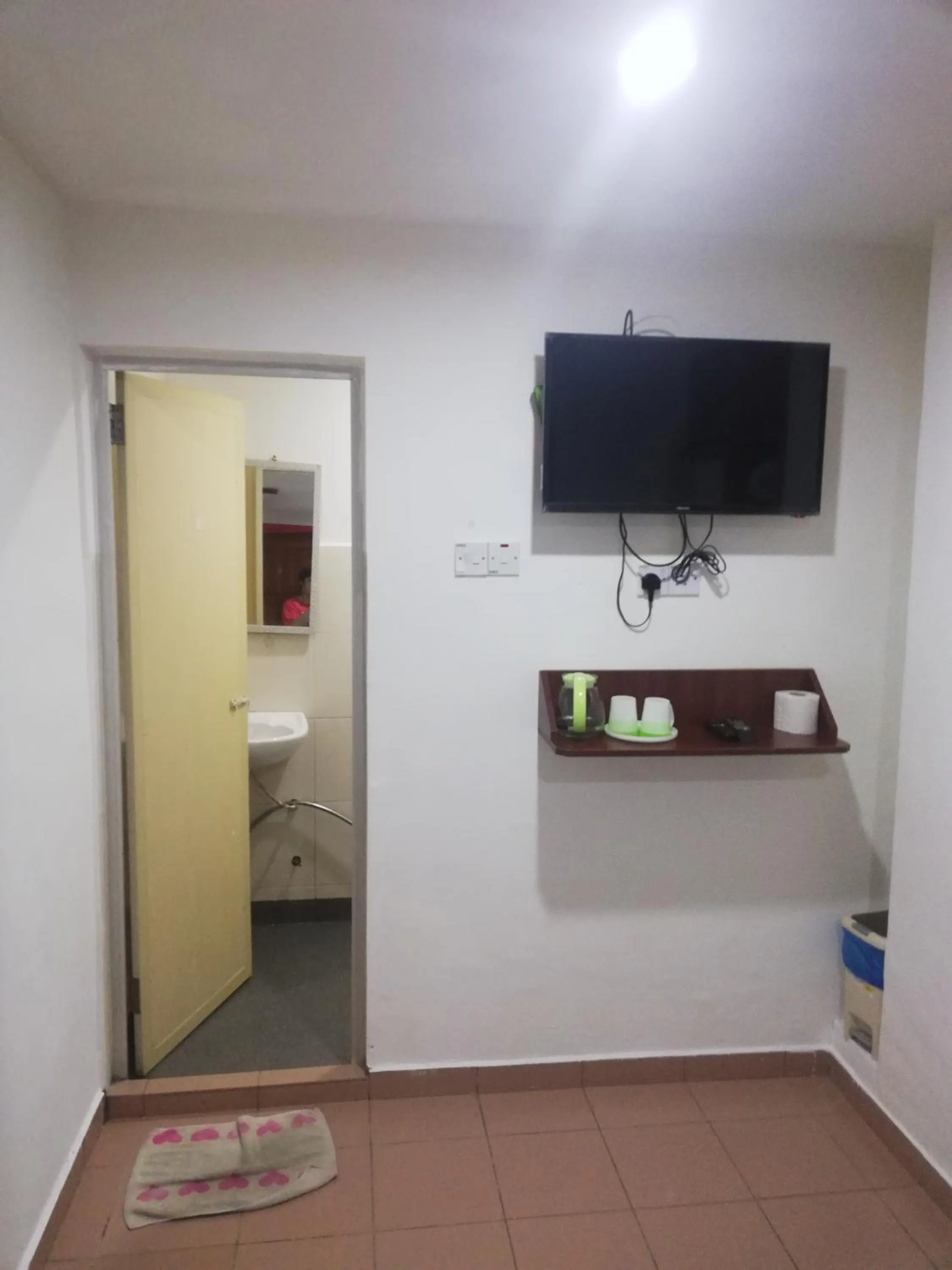 TV and multimedia in Evonne Budget Hotel